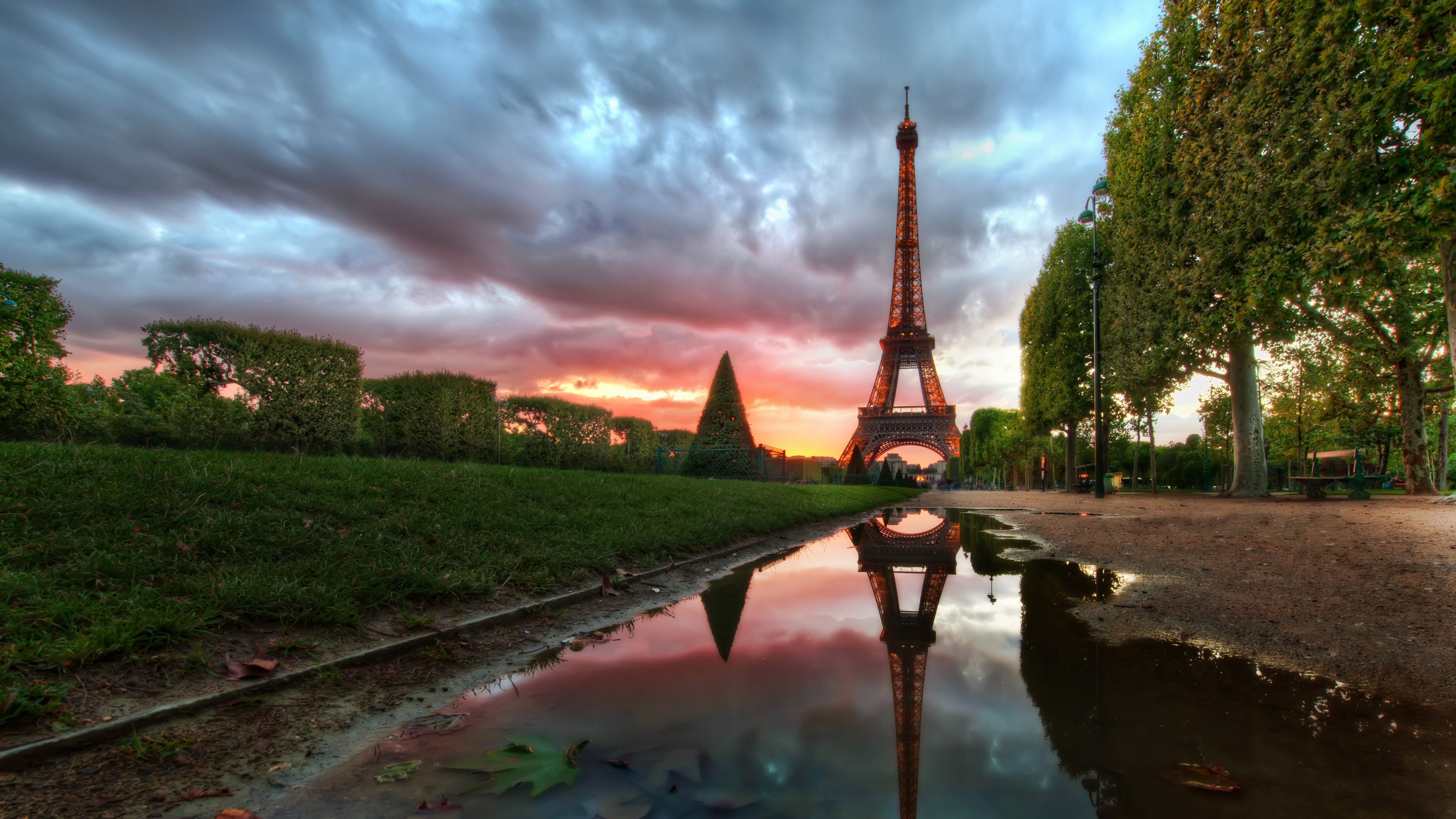 4K Eiffel Tower reflection at sunset HD Wallpaper