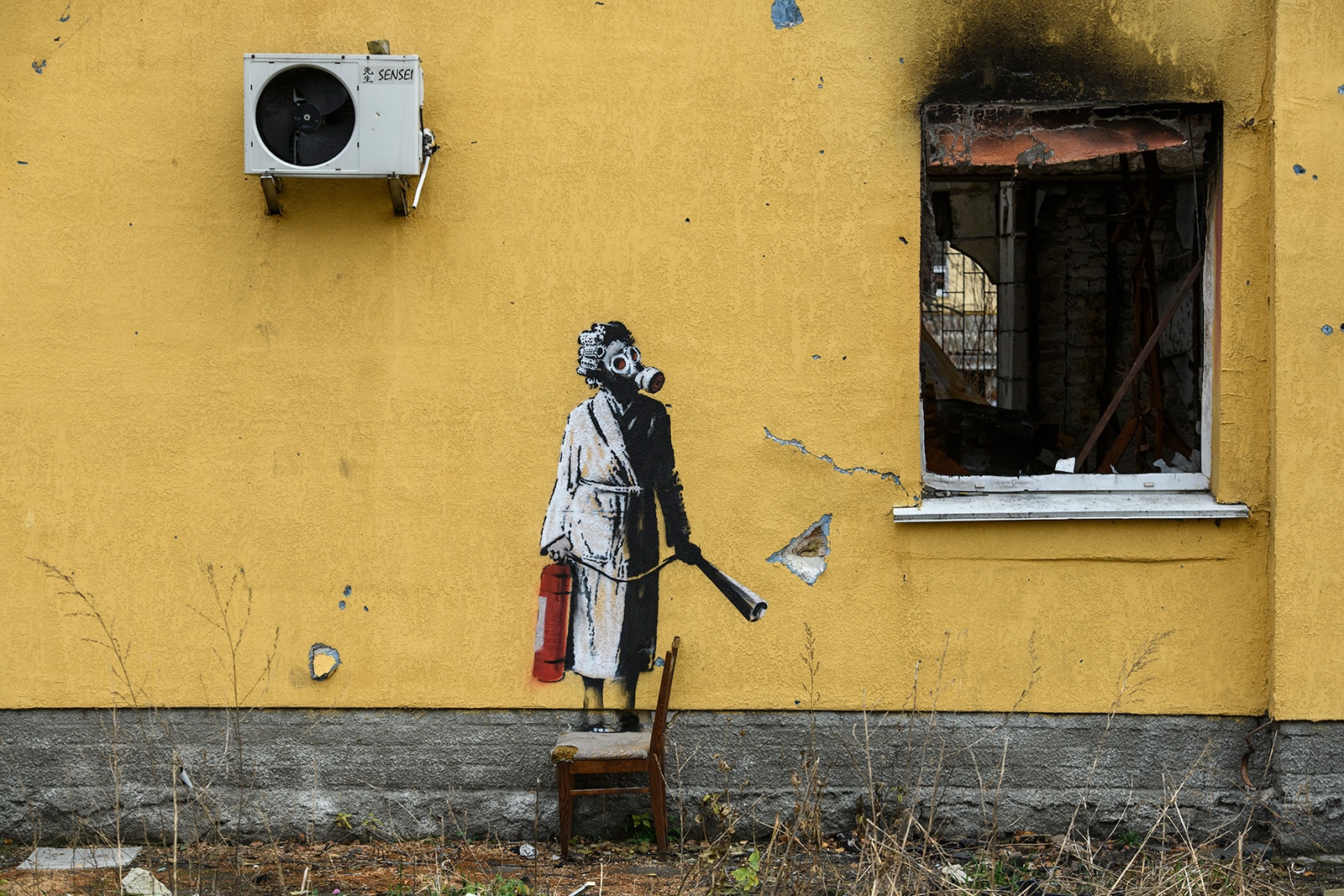 Banksy mural of a person with gas mask and fire extinguisher in Ukraine HD Wallpaper