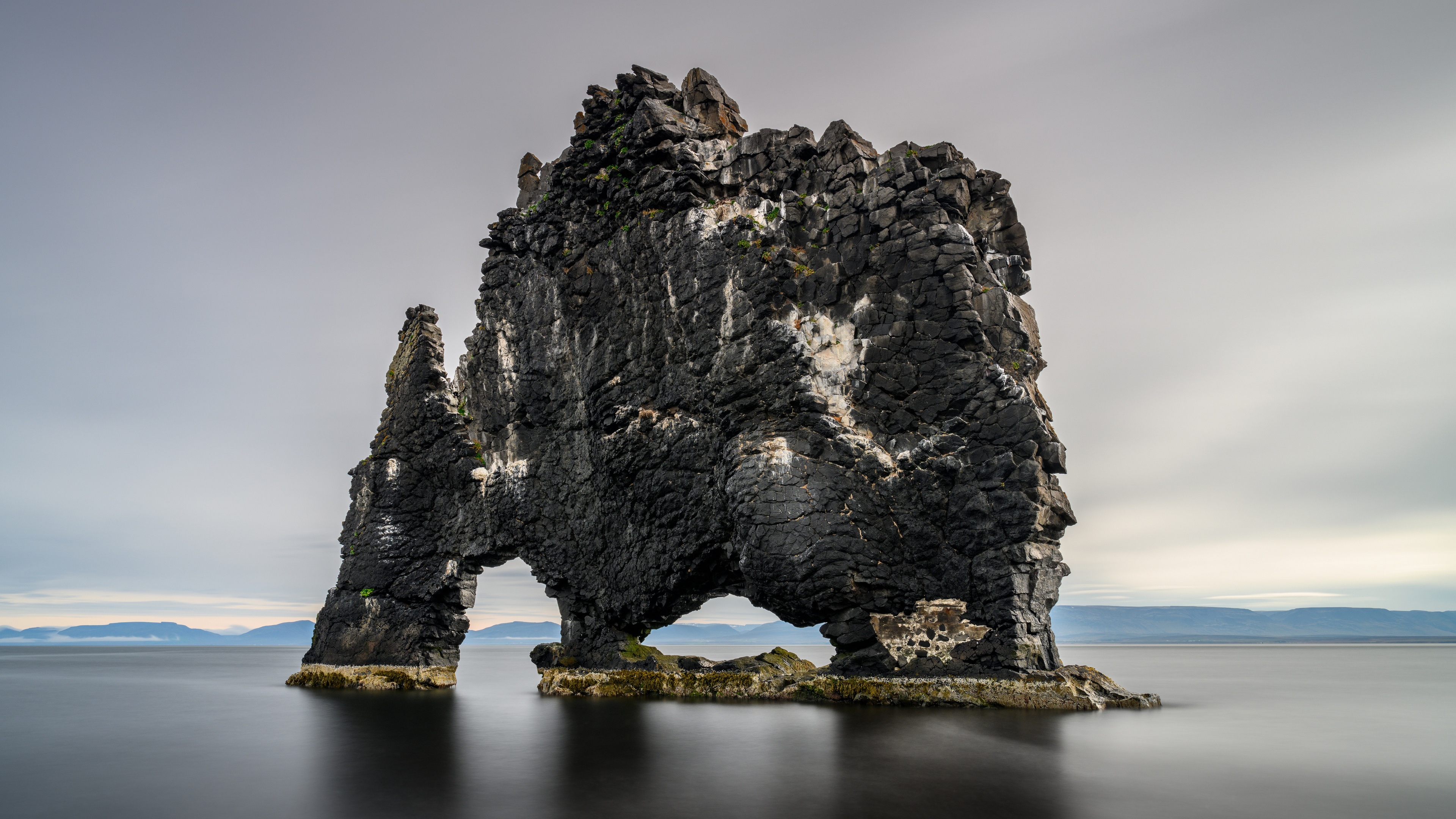 Hvítserkur rock formation in Iceland HD Wallpaper