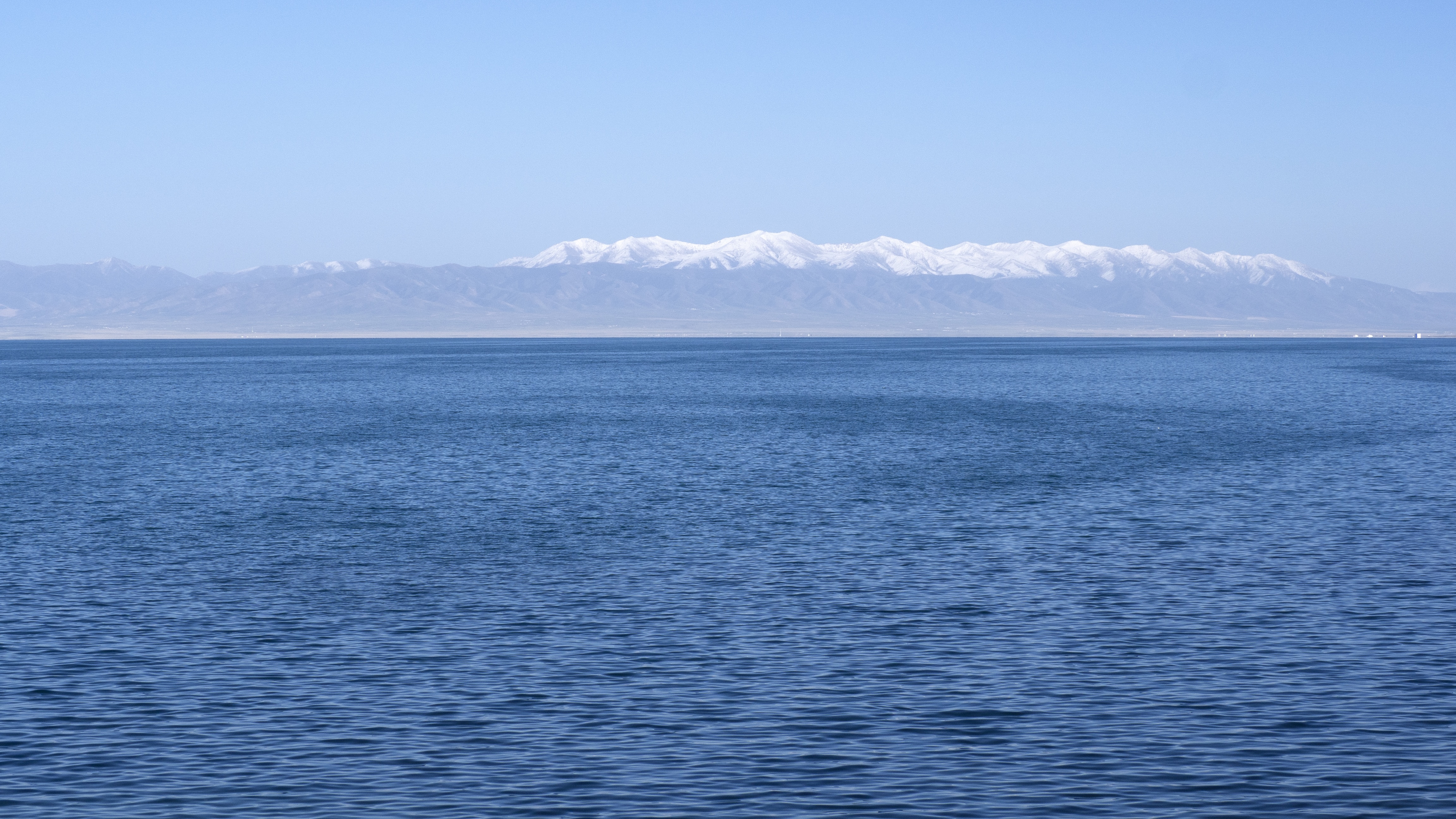 4K blue water and snow-capped mountains HD Wallpaper