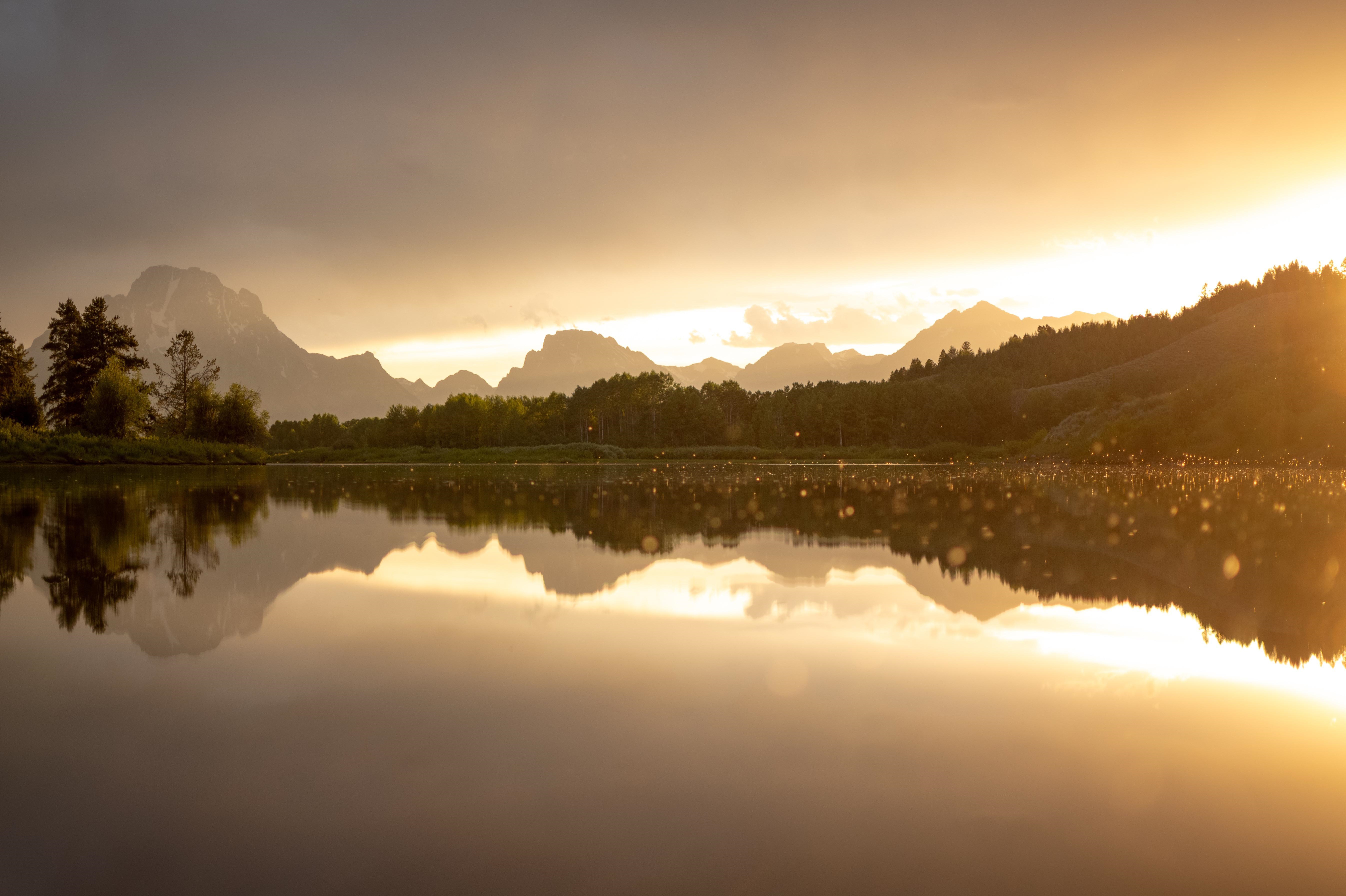 4K sunset over a lake with mountains in Wyoming HD Wallpaper