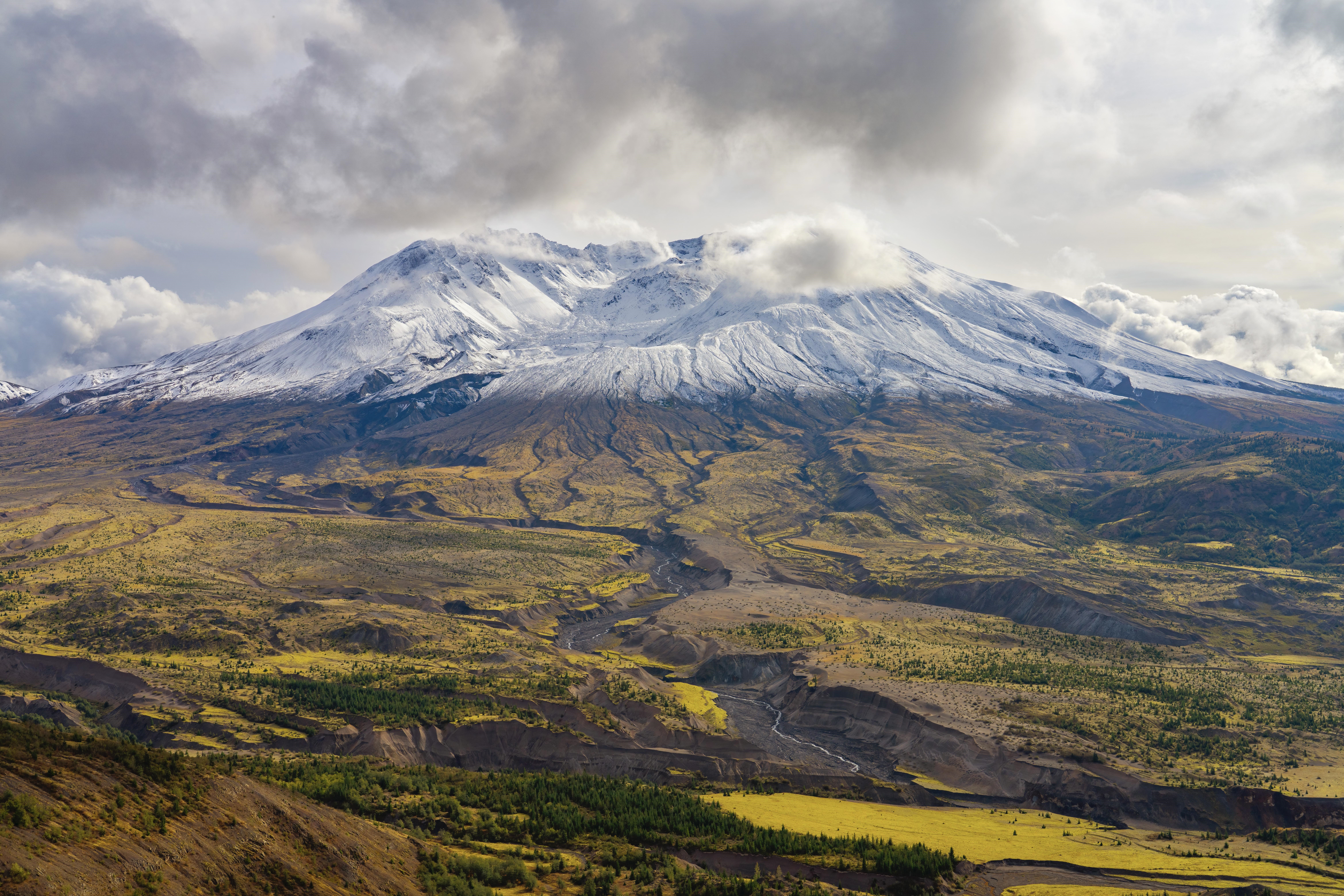 Mount St. Helens, Washington, USA, with snow and clouds HD Wallpaper