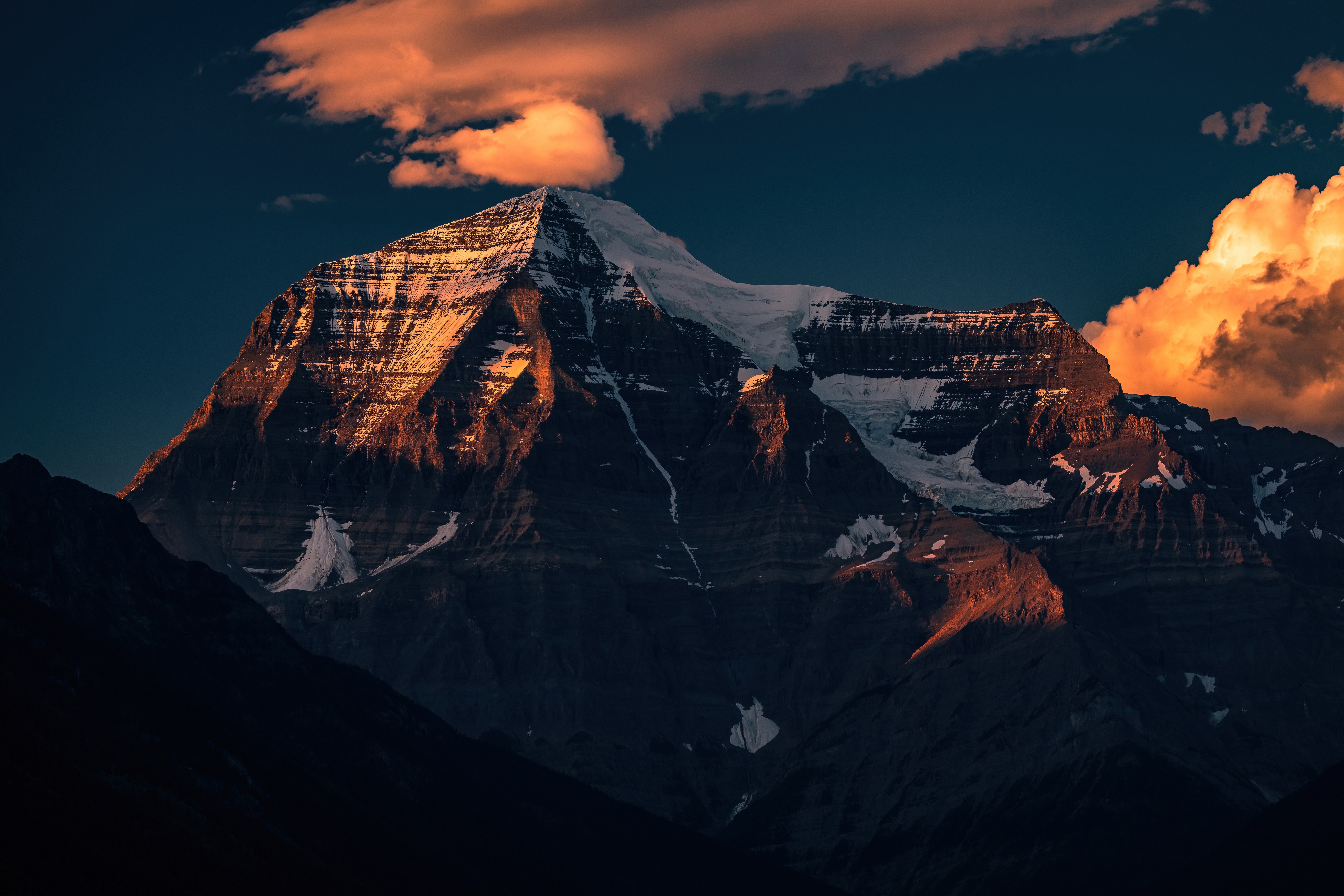 Mount Robson at golden hour with clouds HD Wallpaper