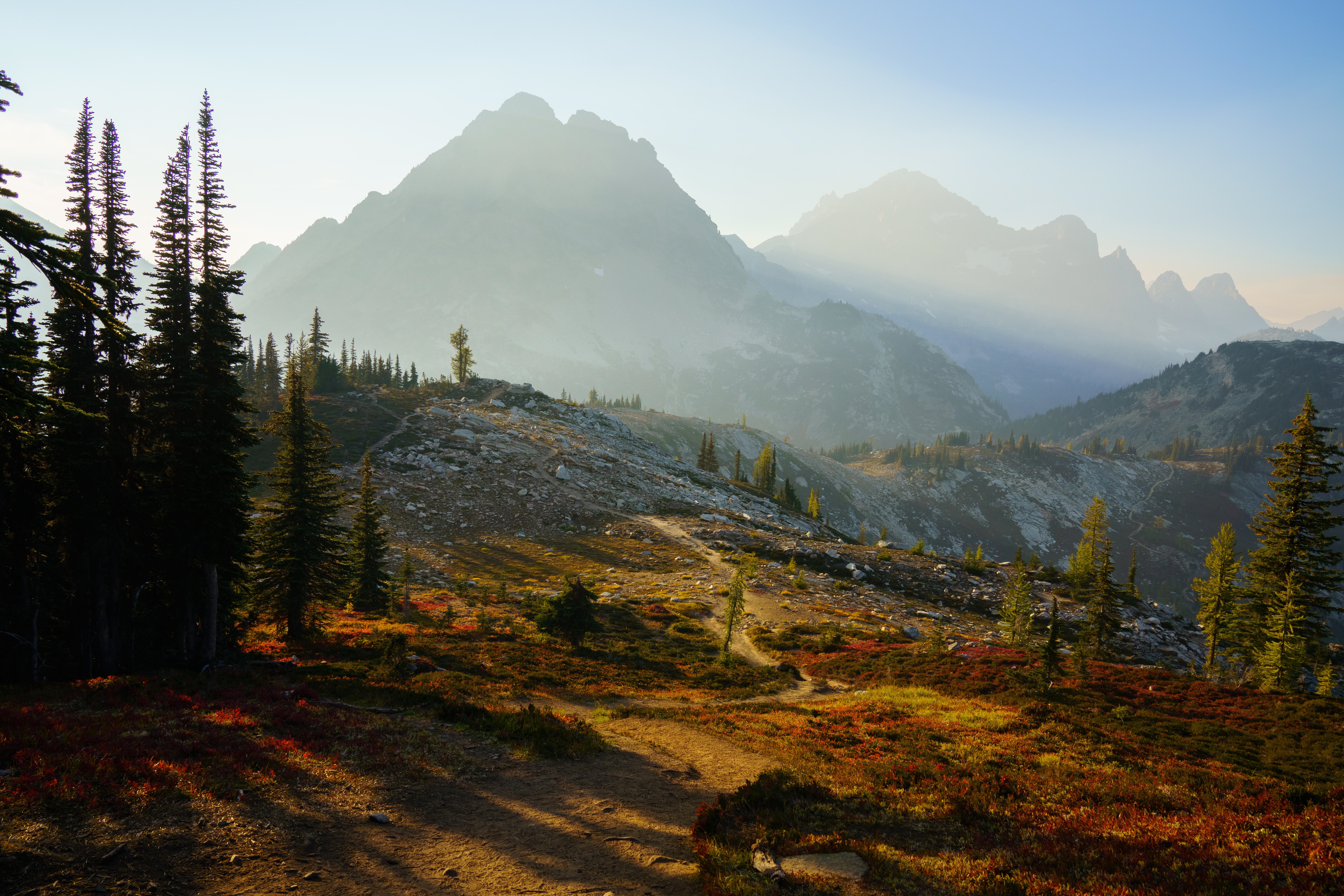 Misty Mountains Landscape in Washington HD Wallpaper