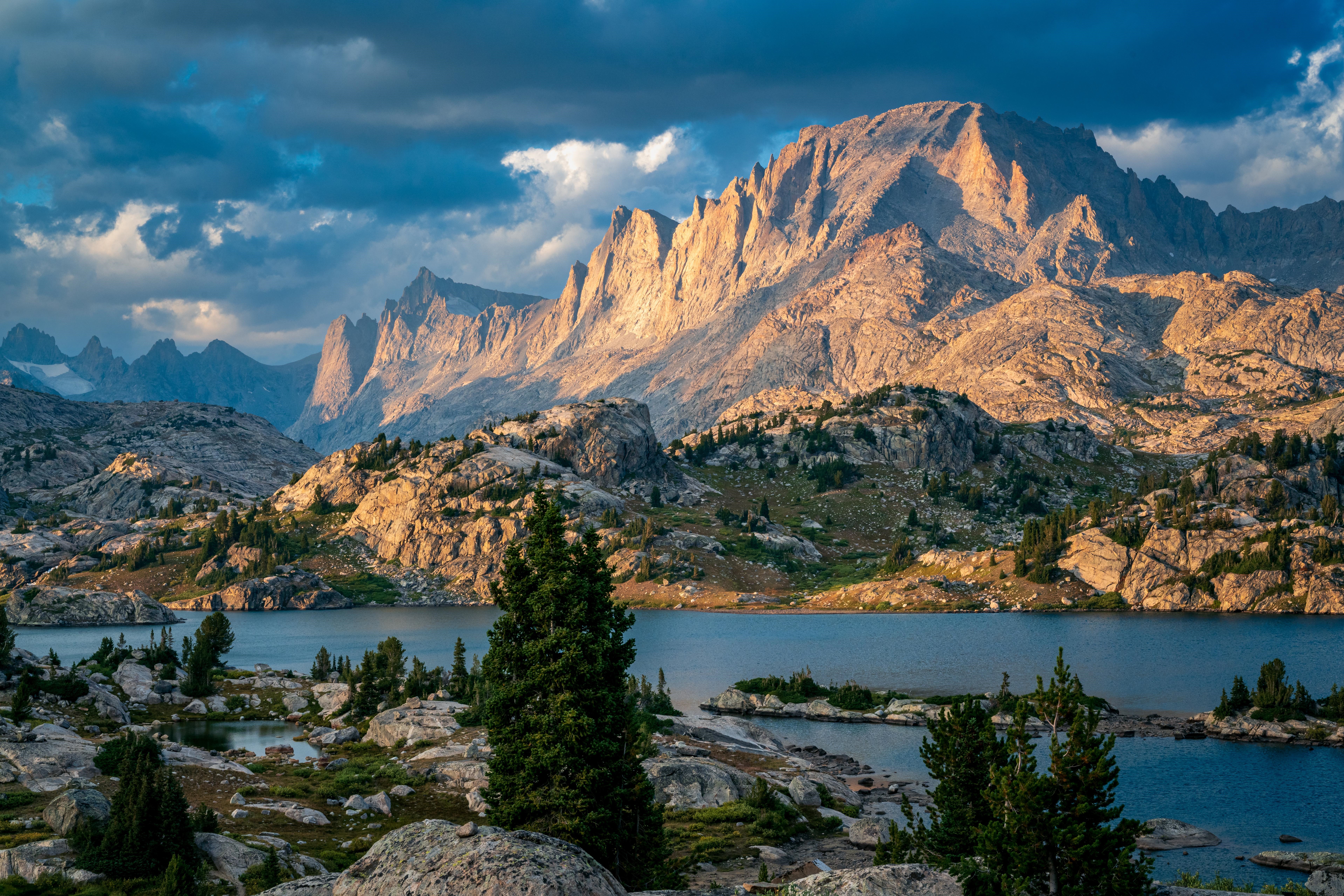 Fremont Peak and lake in Wyoming HD Wallpaper