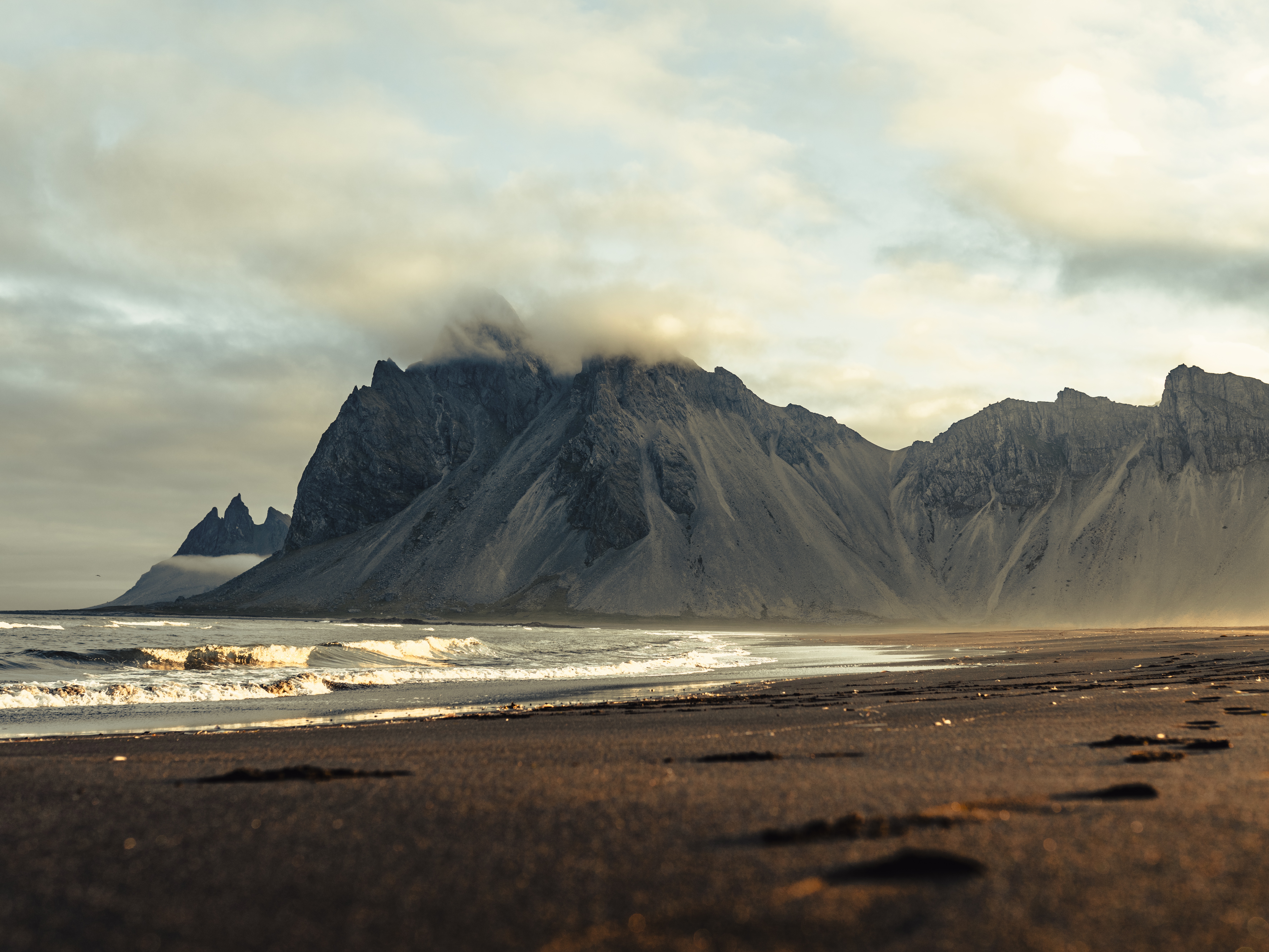 4K beach with sea and mountains in Iceland HD Wallpaper