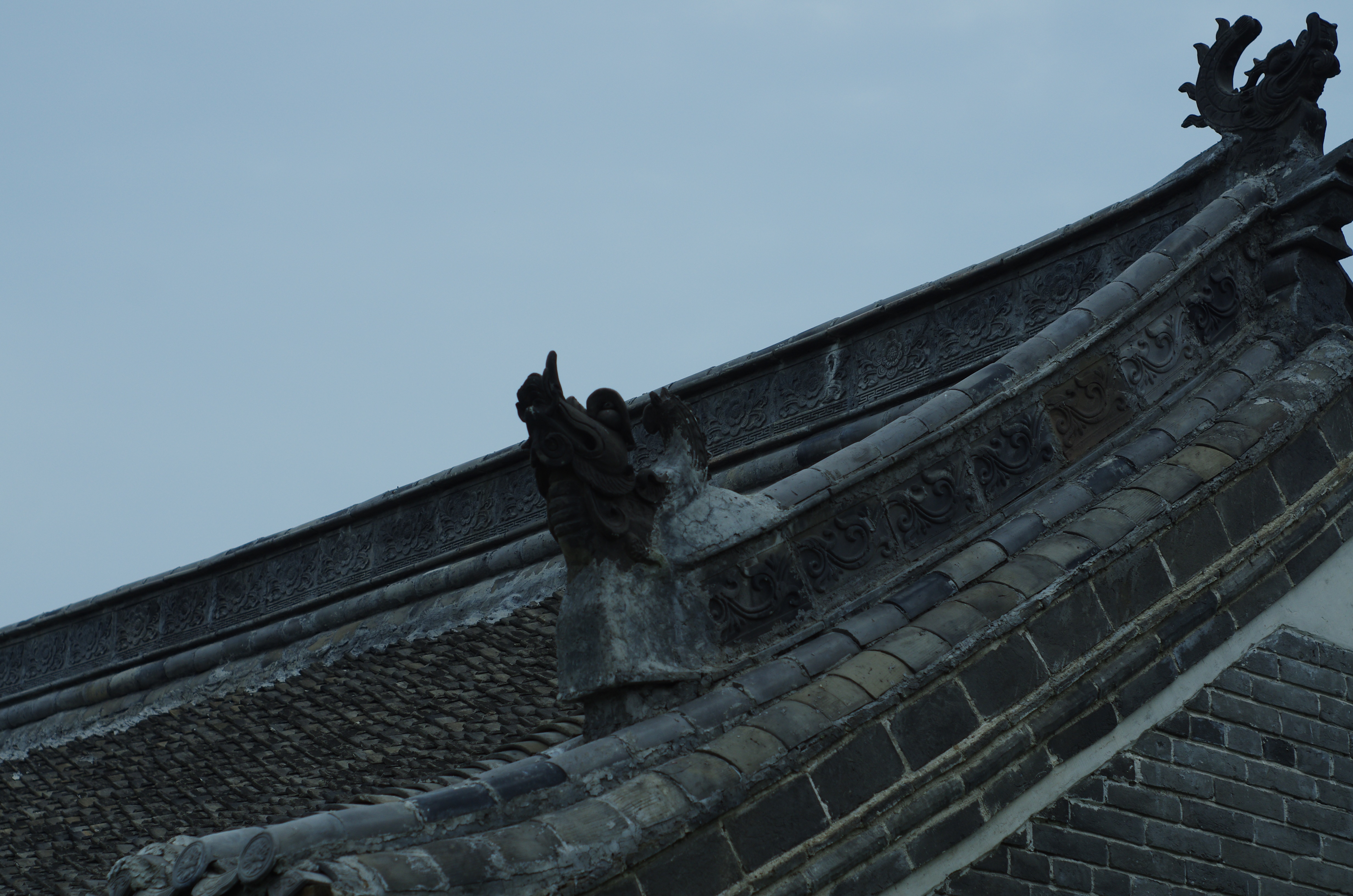 Chinese architecture with dragon gargoyles on roof HD Wallpaper
