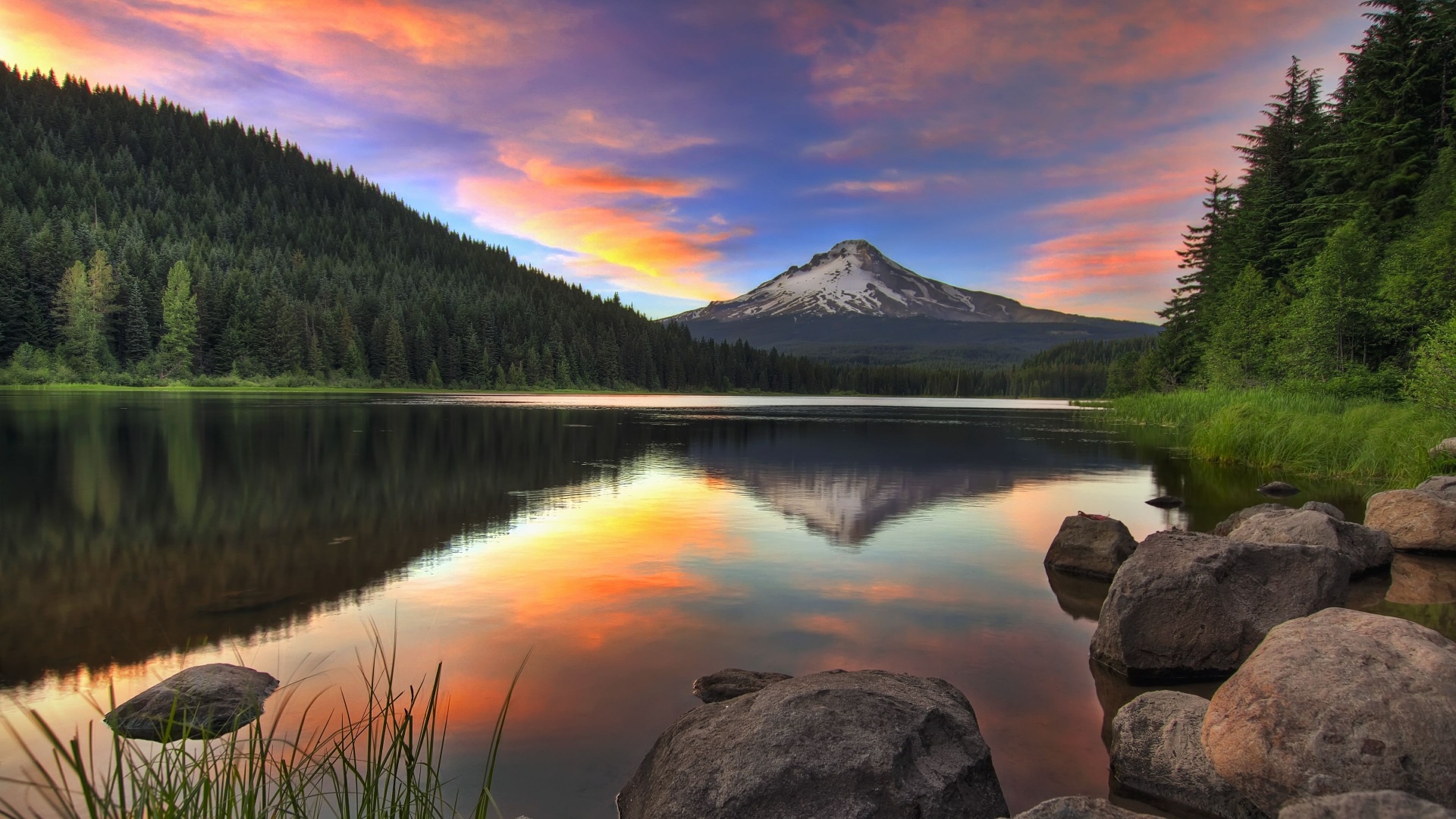 Mount Hood reflected in a lake at sunset HD Wallpaper