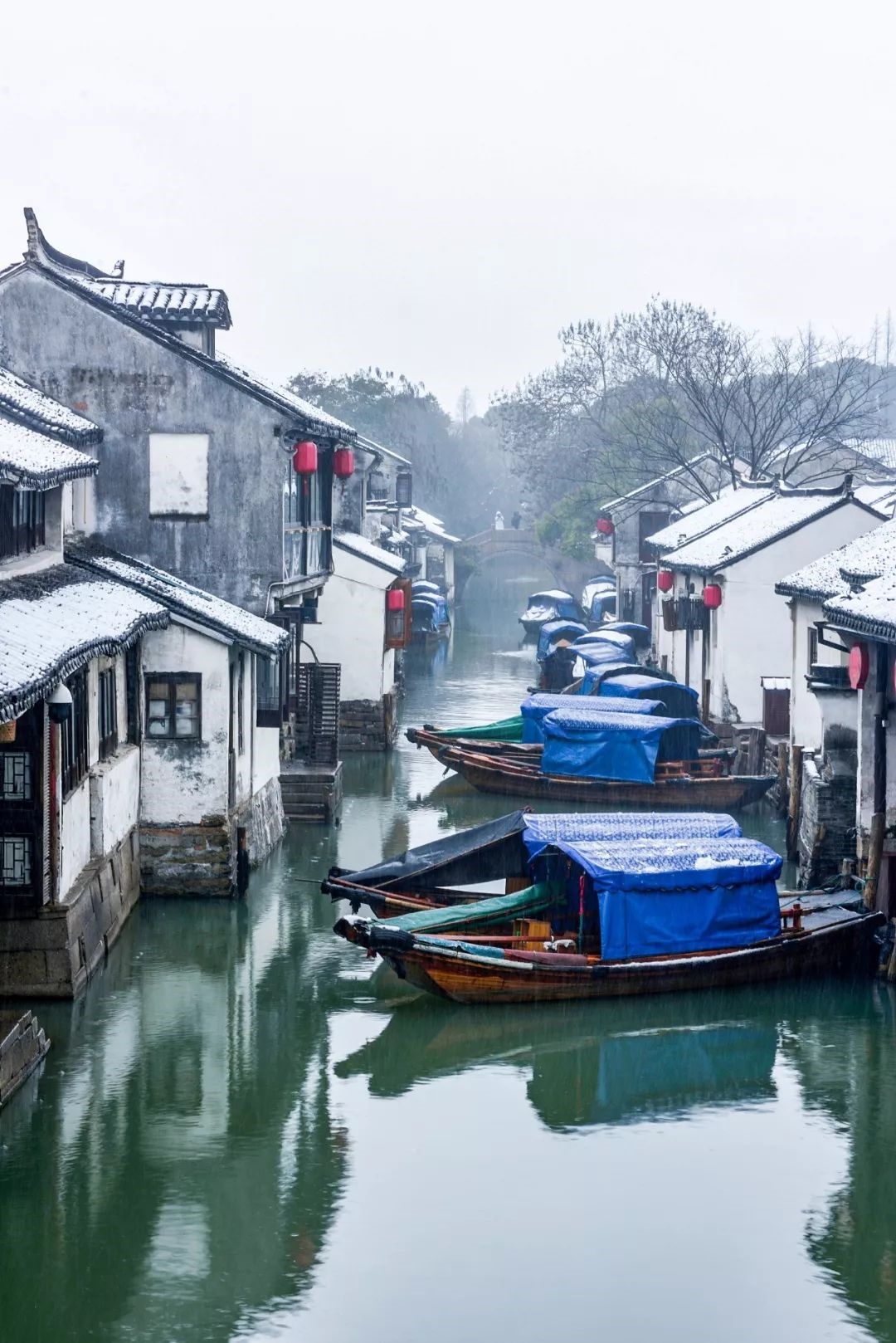 Boats on a canal in a snowy Chinese town HD Phone Wallpaper