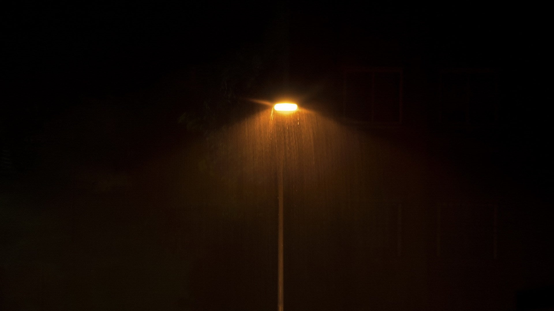 Street lamp in the rain at night HD Wallpaper