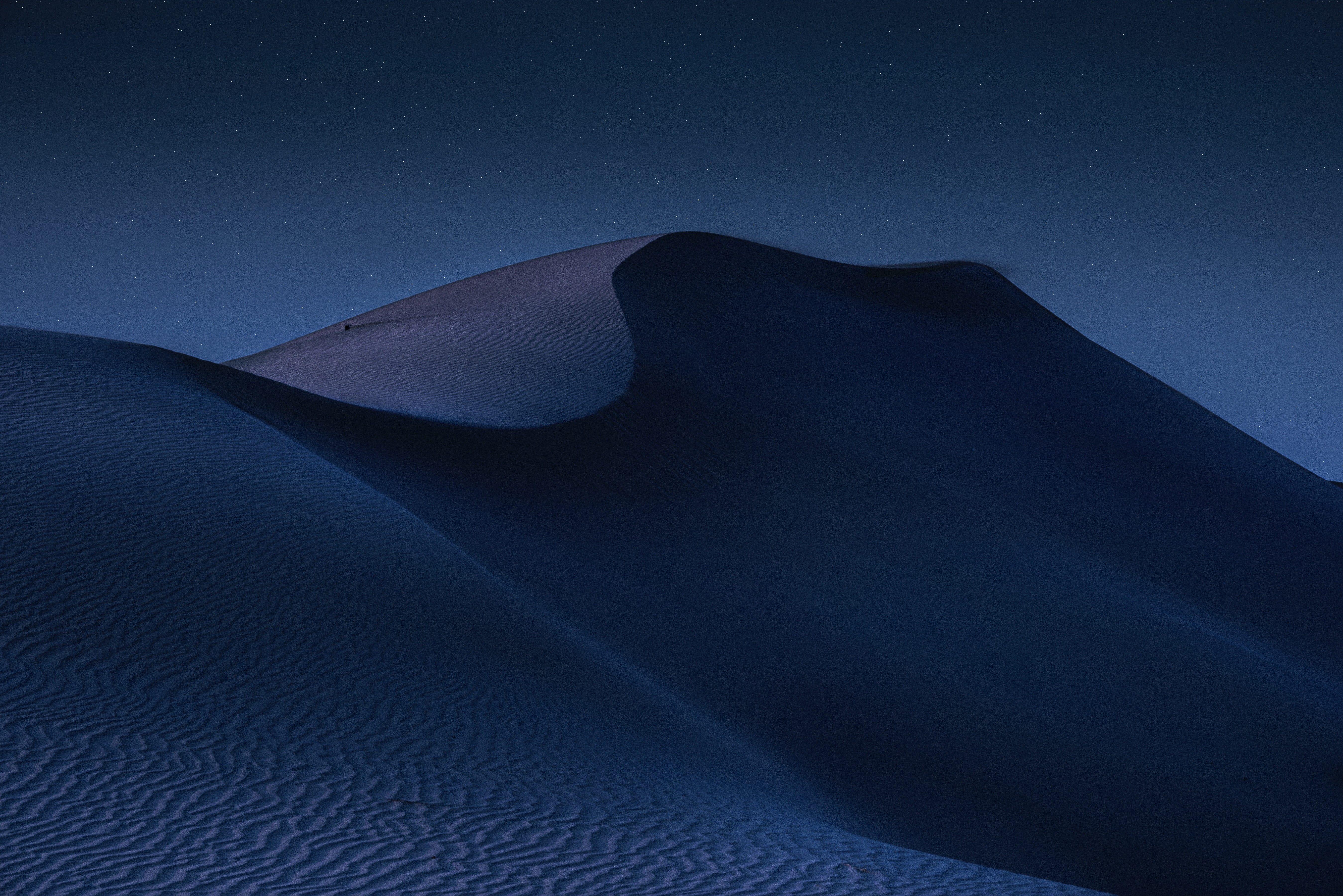 4K desert landscape at night under a starry sky HD Wallpaper