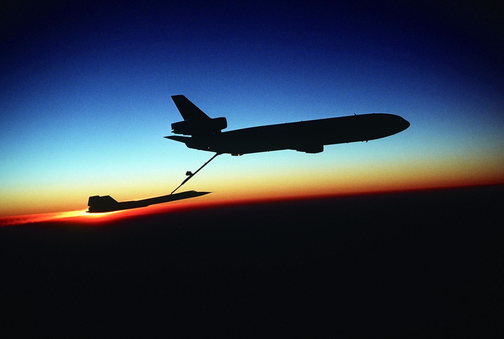 McDonnell Douglas KC-10 Extender refuels Lockheed SR-71 Blackbird at sunset HD Wallpaper