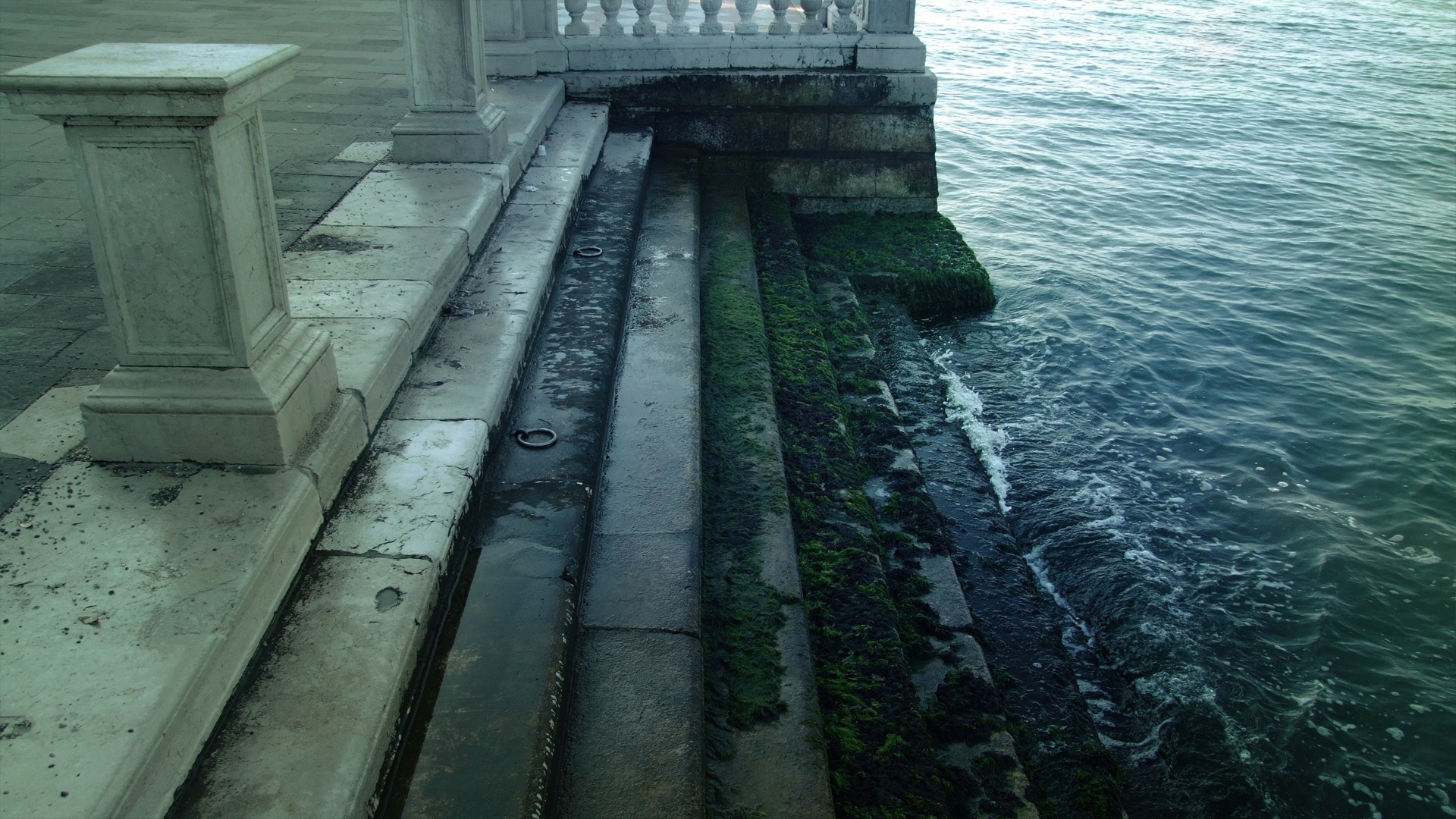 Stone stairs covered in moss leading to the sea HD Wallpaper