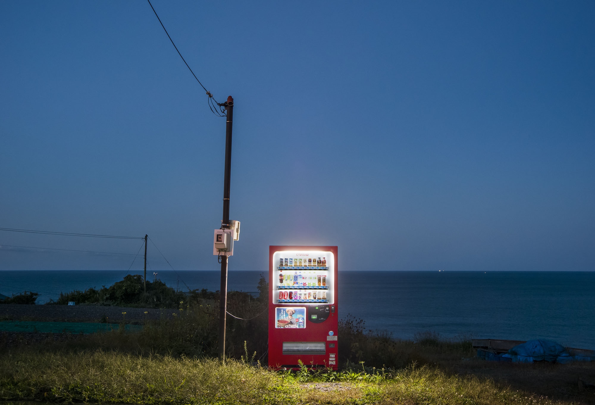 Red vending machine by the ocean in Japan HD Wallpaper