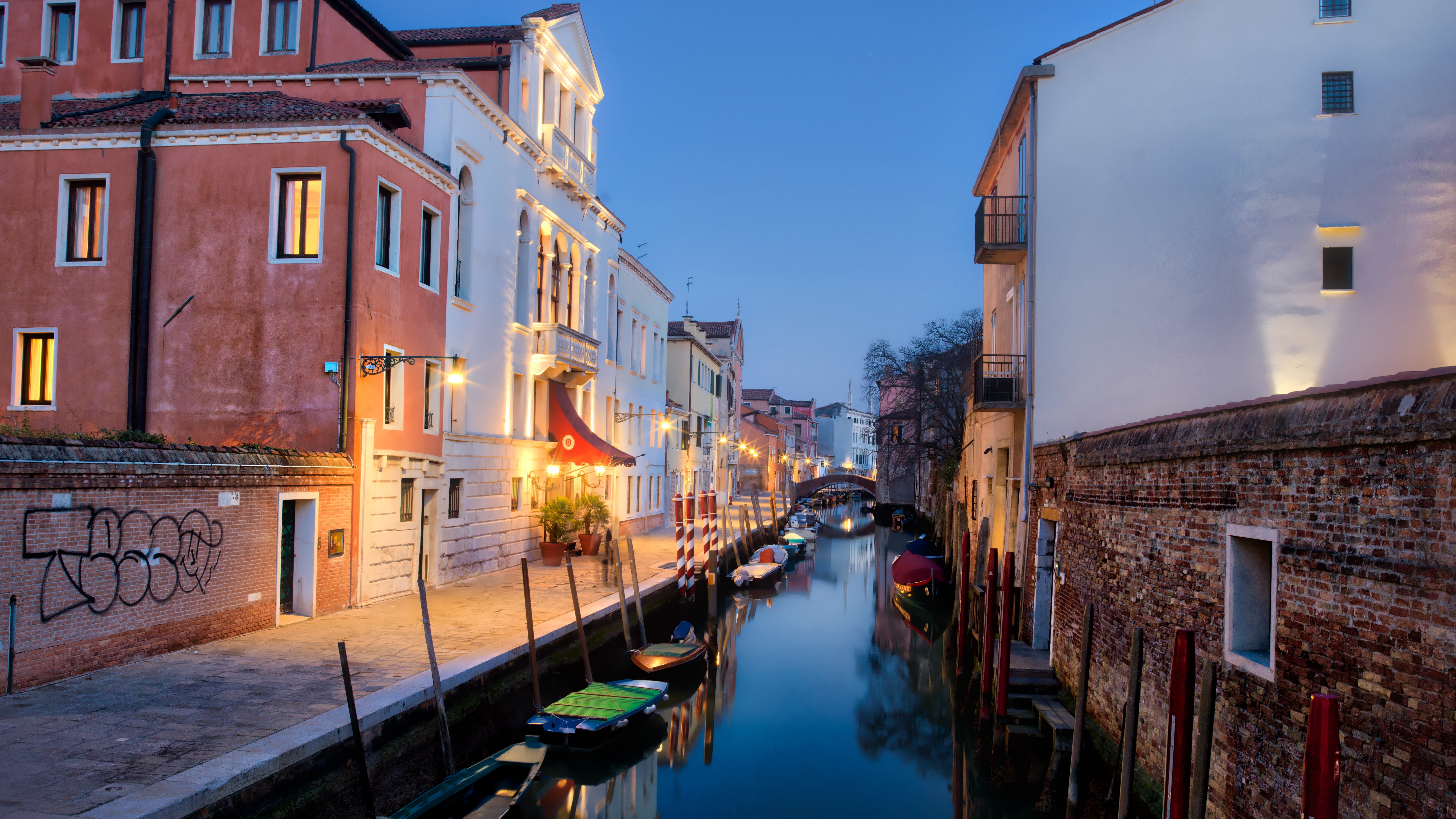 Venice Canal at Dusk with Boats and Buildings HD Wallpaper
