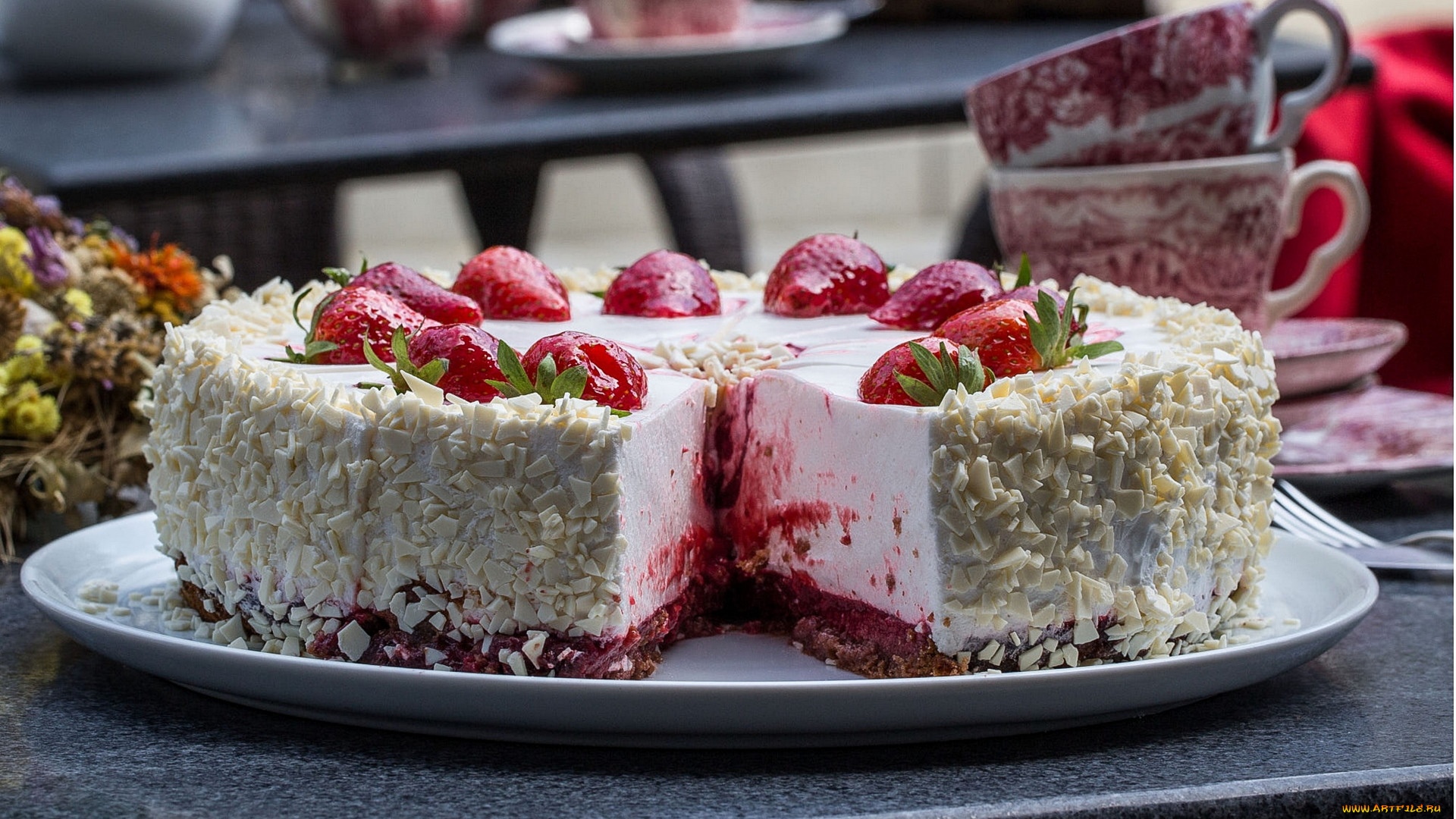 Strawberry cake with white chocolate and cream HD Wallpaper
