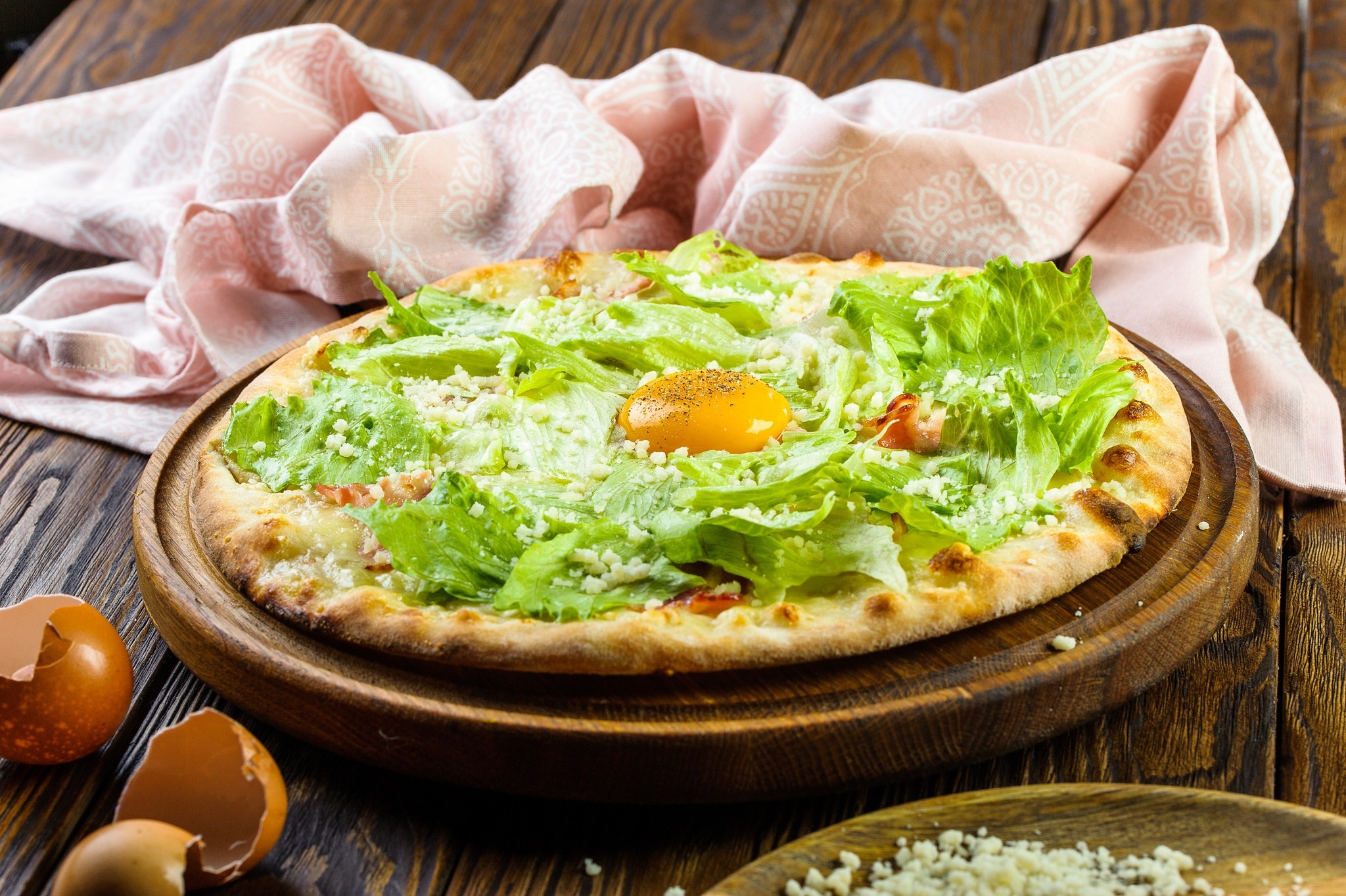 Caesar Salad Pizza with Egg and Lettuce HD Wallpaper