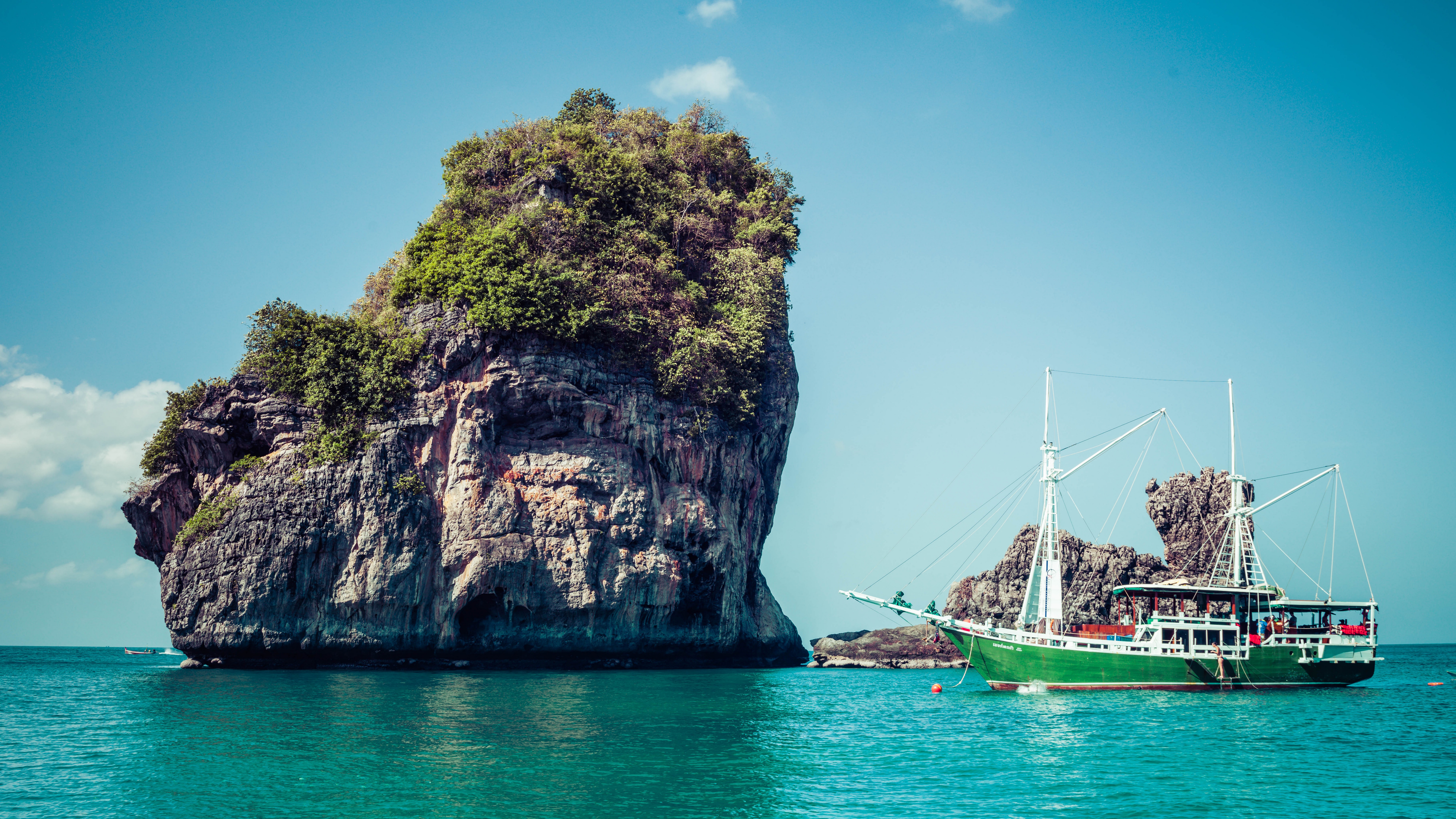 4K Thailand boat near rocky island HD Wallpaper