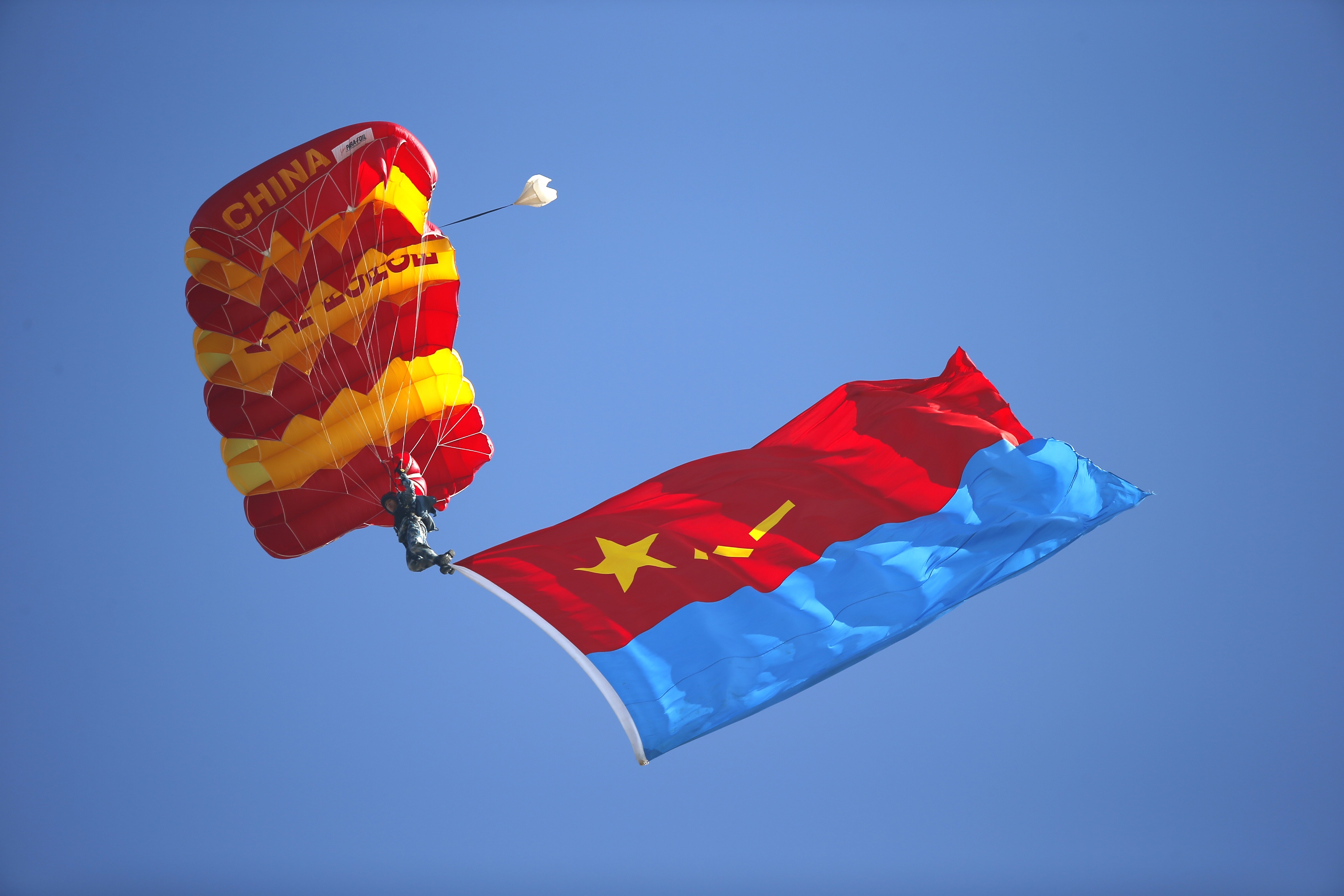 Parachutist with Chinese Flag HD Wallpaper