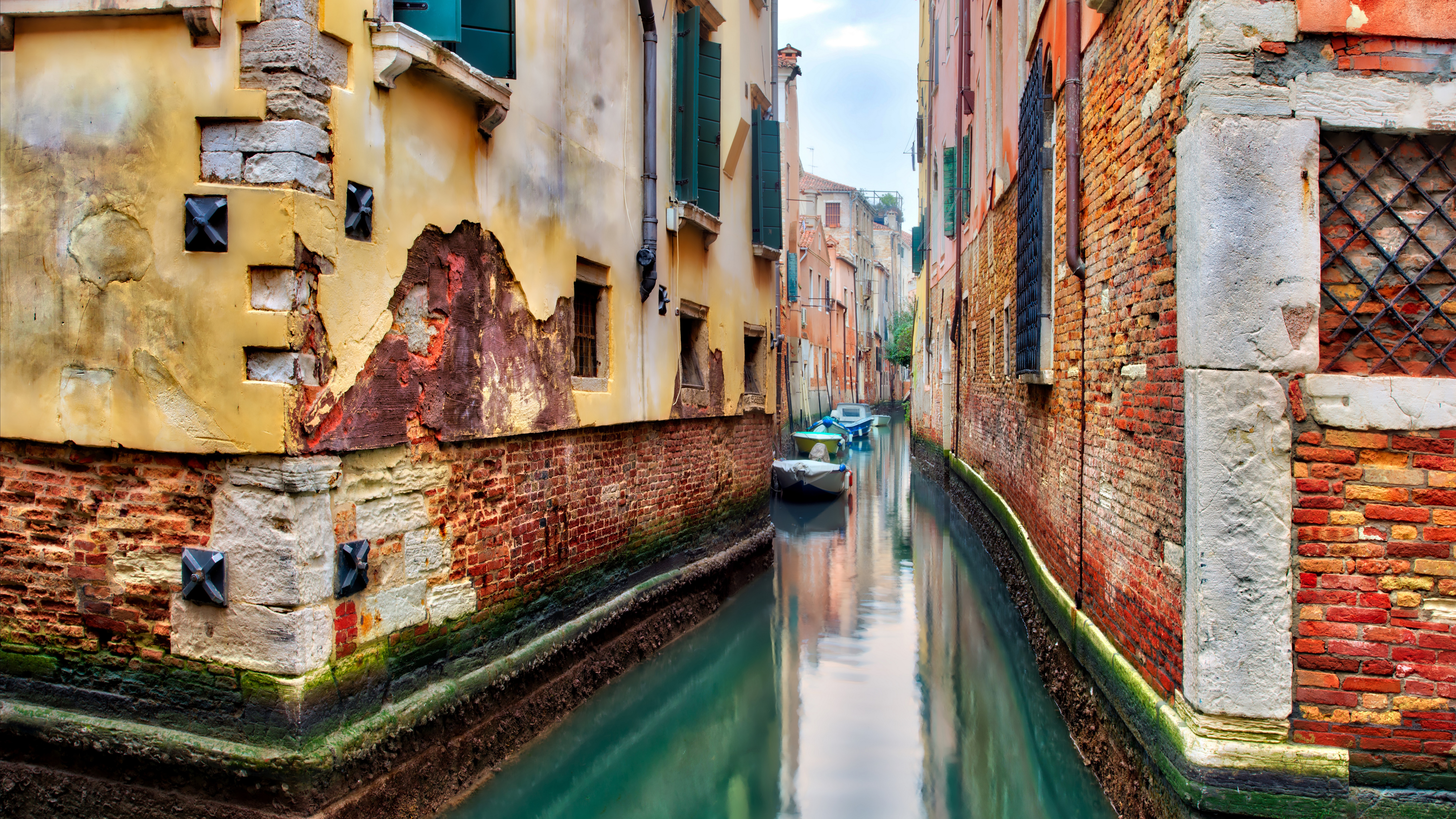 Venice Canal with Old Buildings and Boats HD Wallpaper