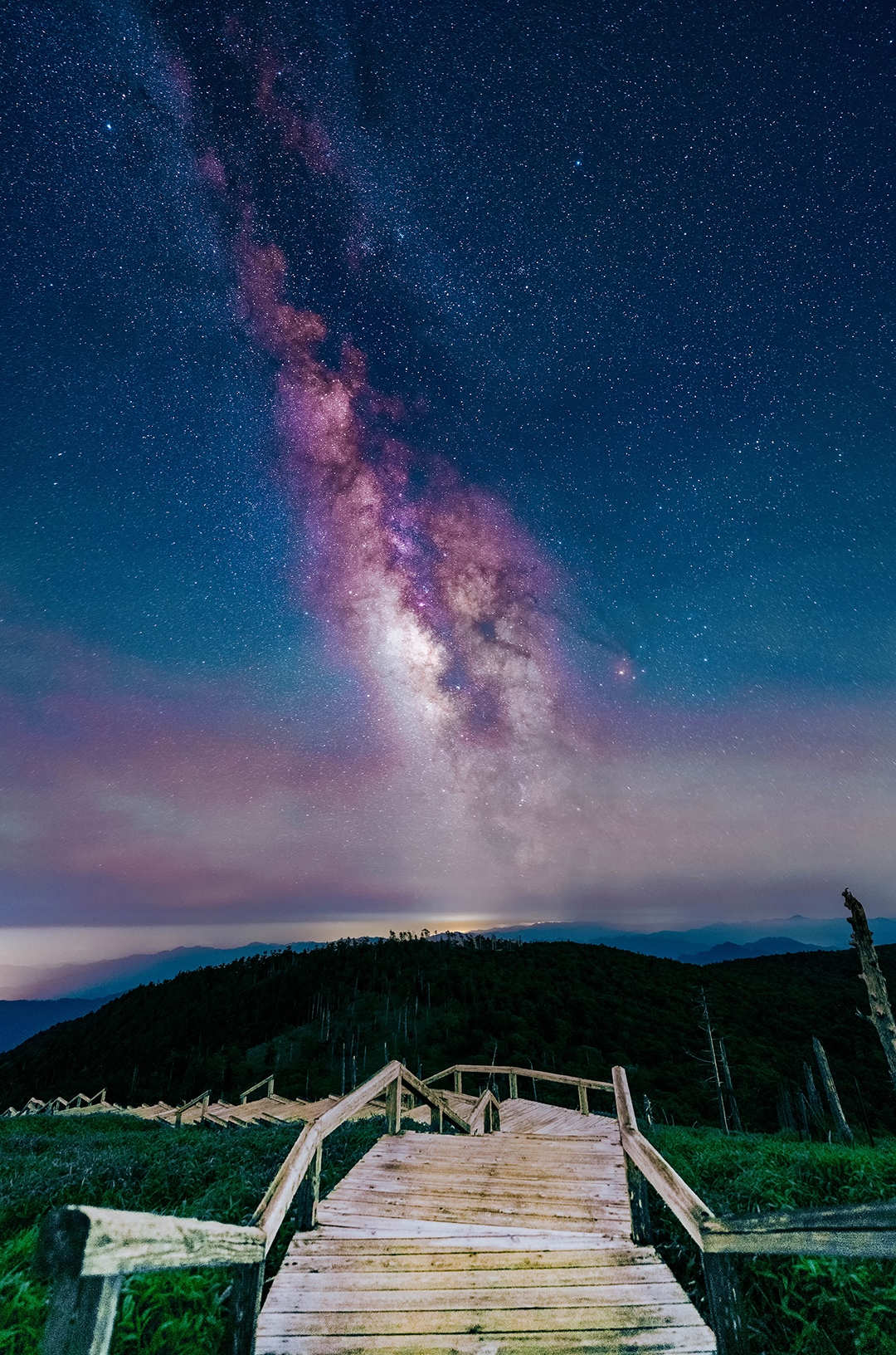 Milky Way over a wooden staircase in Japan HD Phone Wallpaper