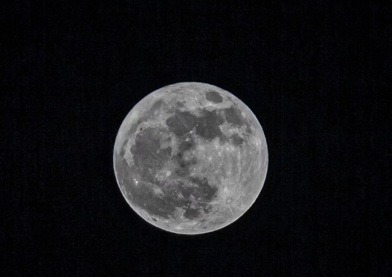 Full Moon in the Night Sky HD Wallpaper
