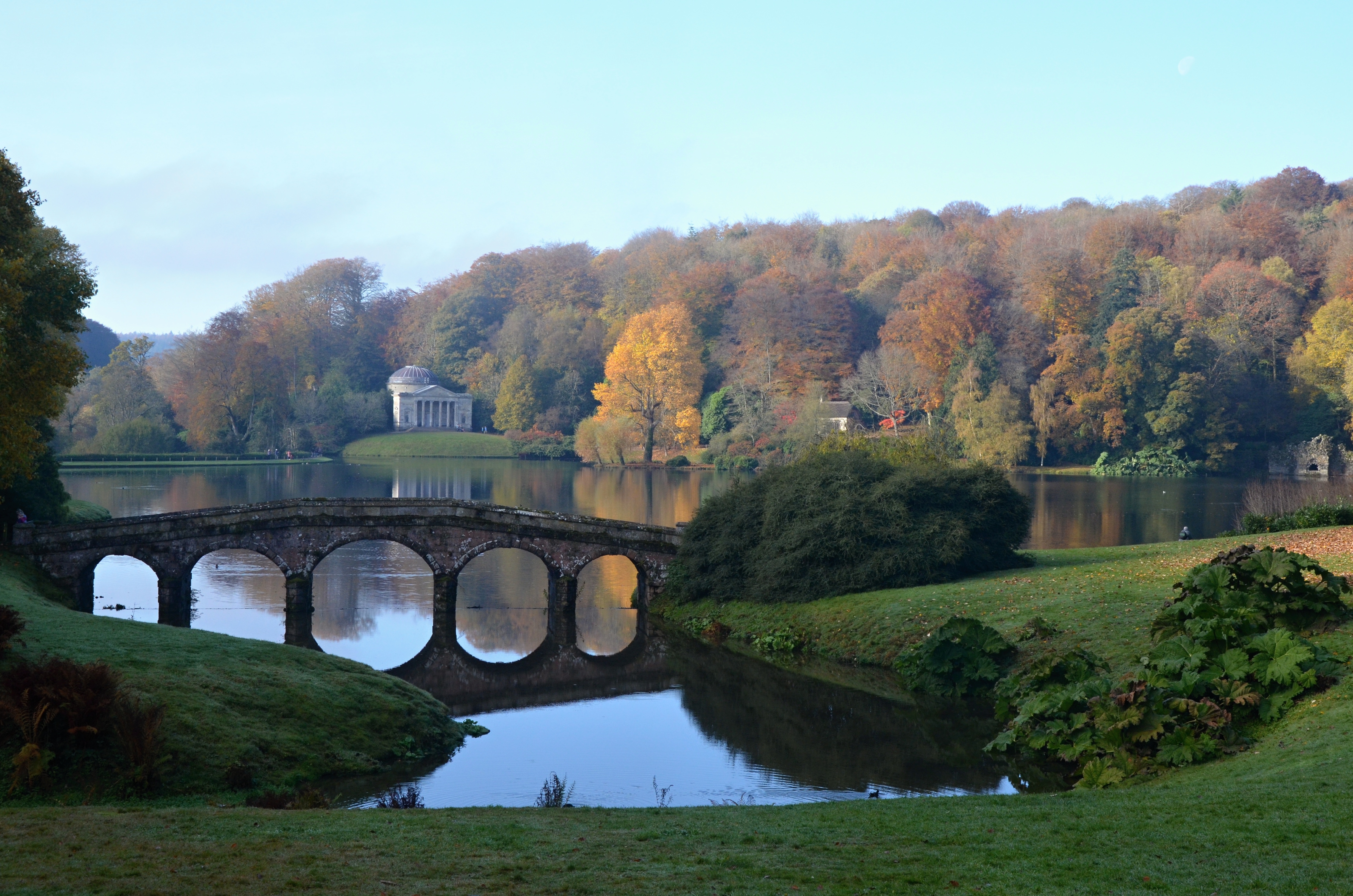 Stourhead garden with bridge and classical temple HD Wallpaper