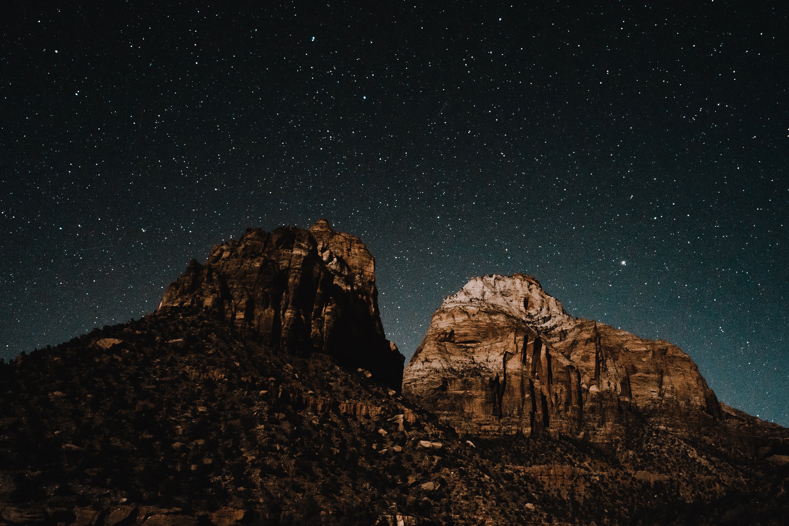 Mountains under a starry night sky HD Wallpaper