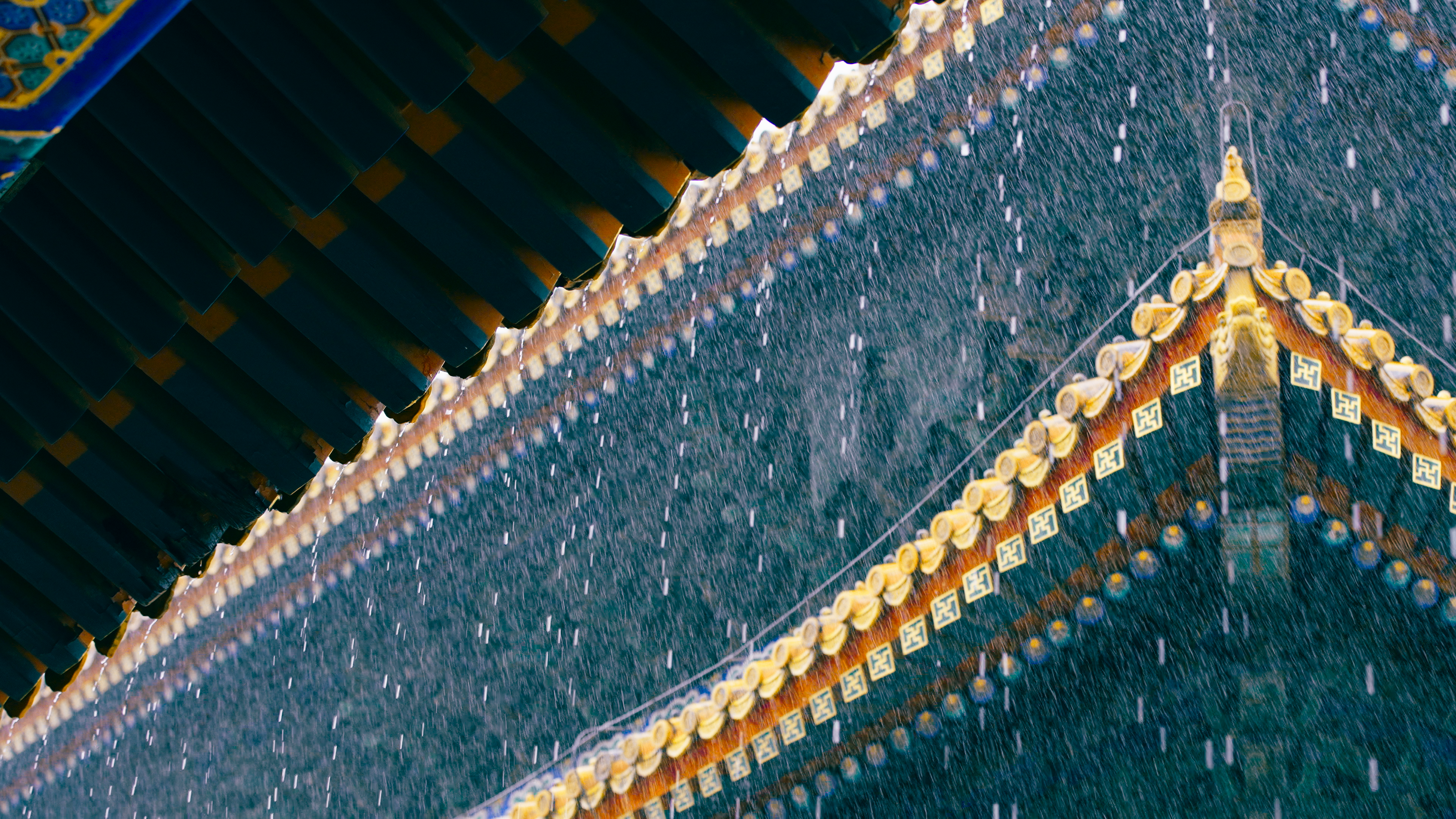 Traditional Chinese architecture in the rain HD Wallpaper