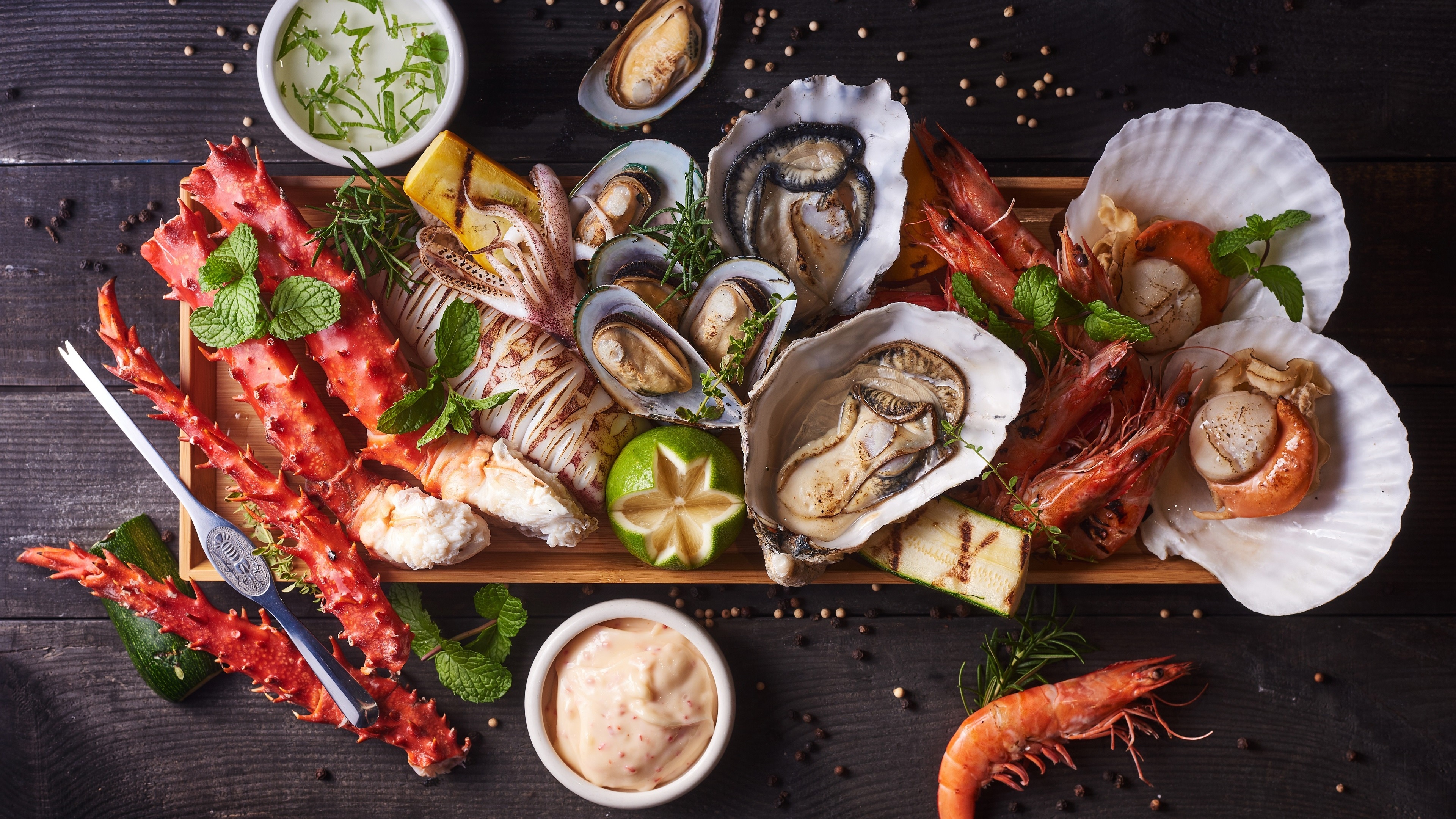 Seafood platter with king crab legs and oysters HD Wallpaper