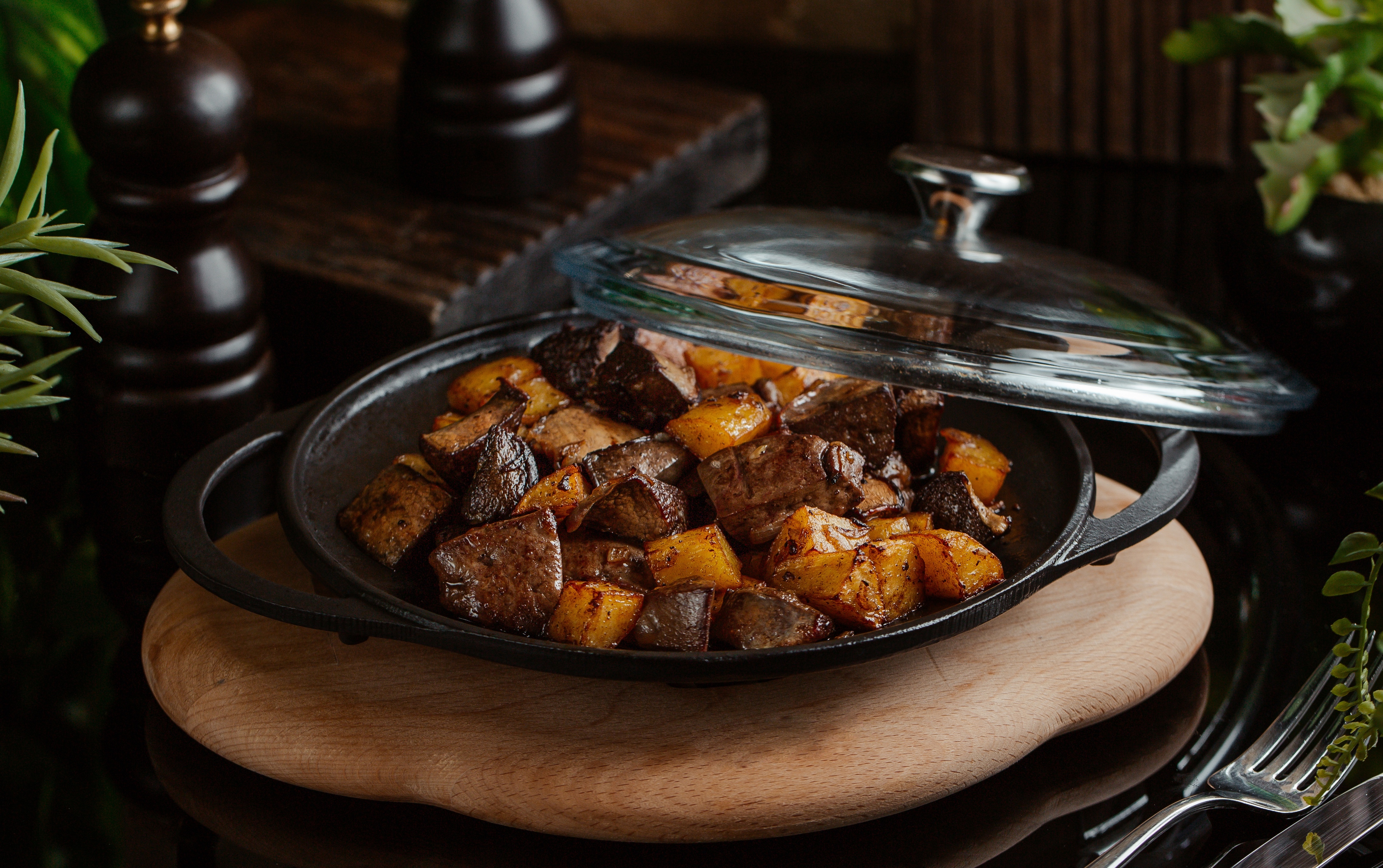 Still life of food in a cast iron pan HD Wallpaper