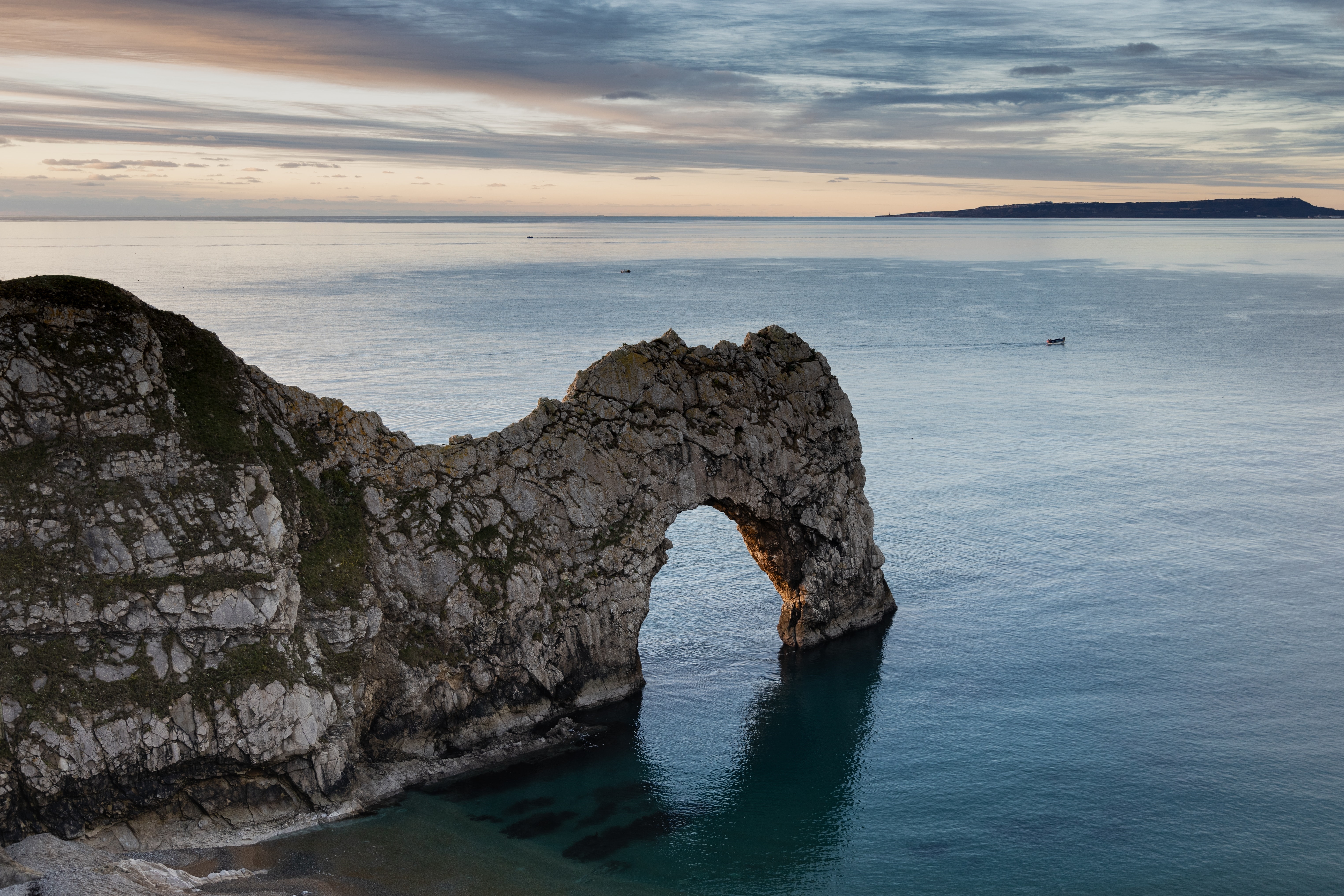 4K Durdle Door rock formation at sunrise HD Wallpaper