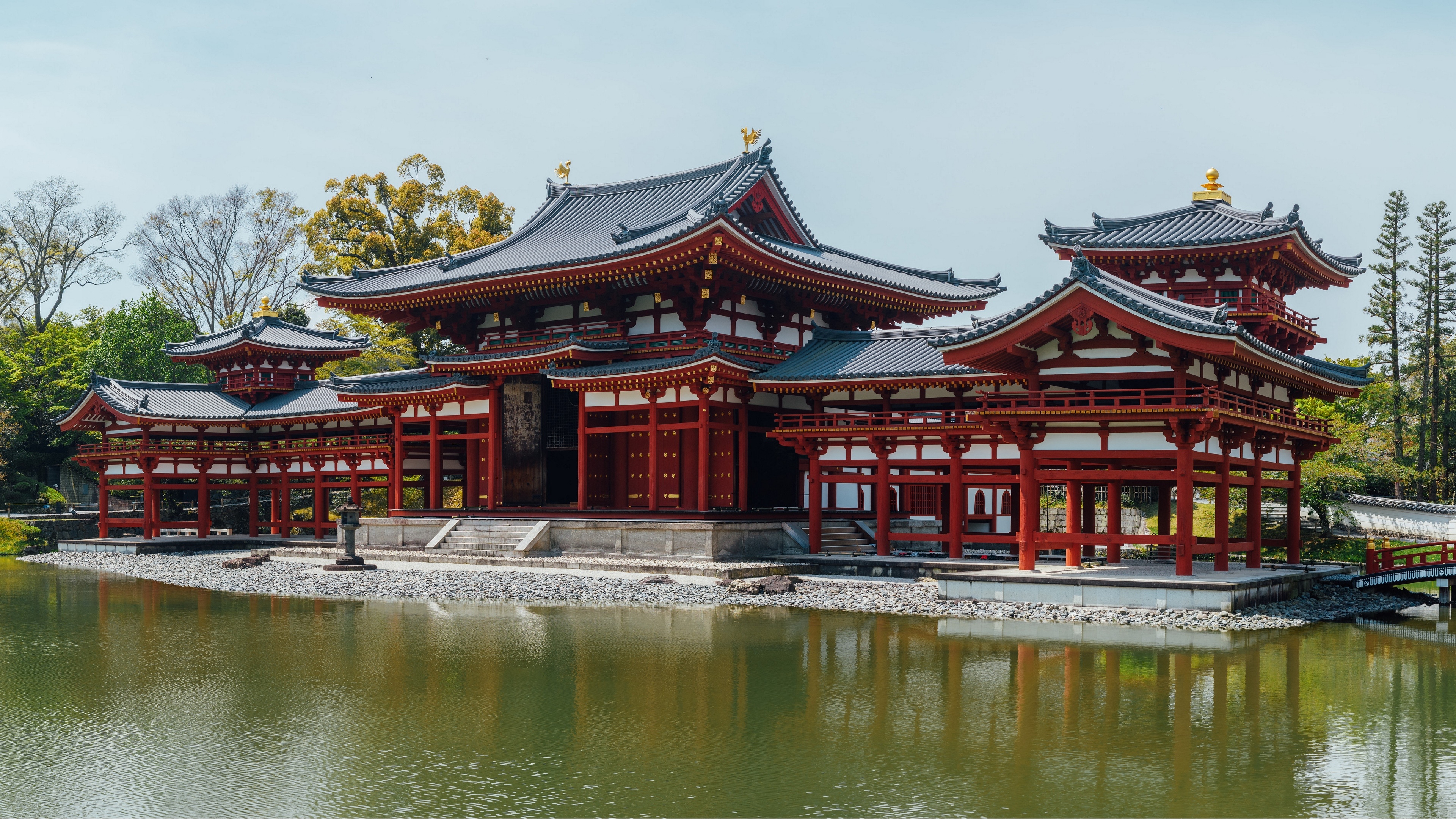Byodo-in Temple with a pond and trees HD Wallpaper