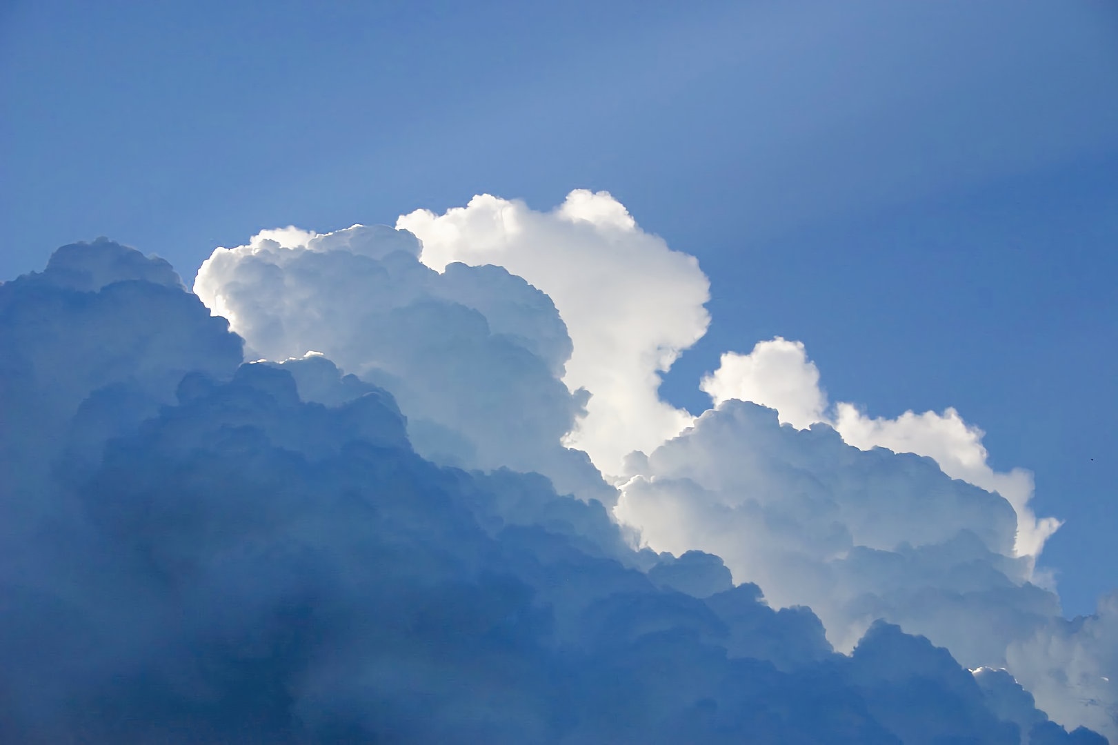 Cumulonimbus clouds against a blue sky HD Wallpaper