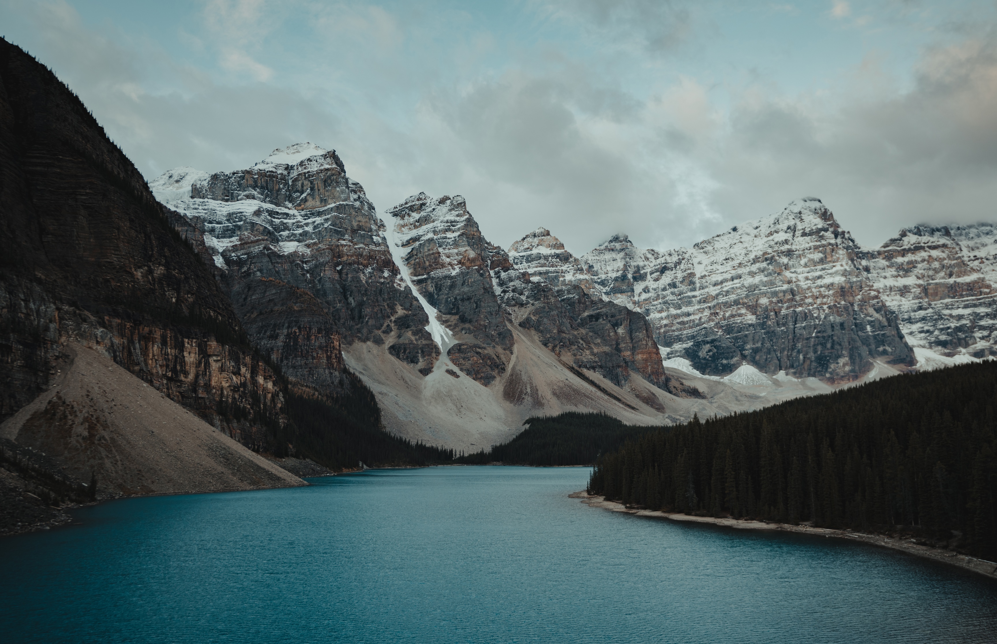Moraine Lake and snow-capped mountains in Banff National Park HD Wallpaper