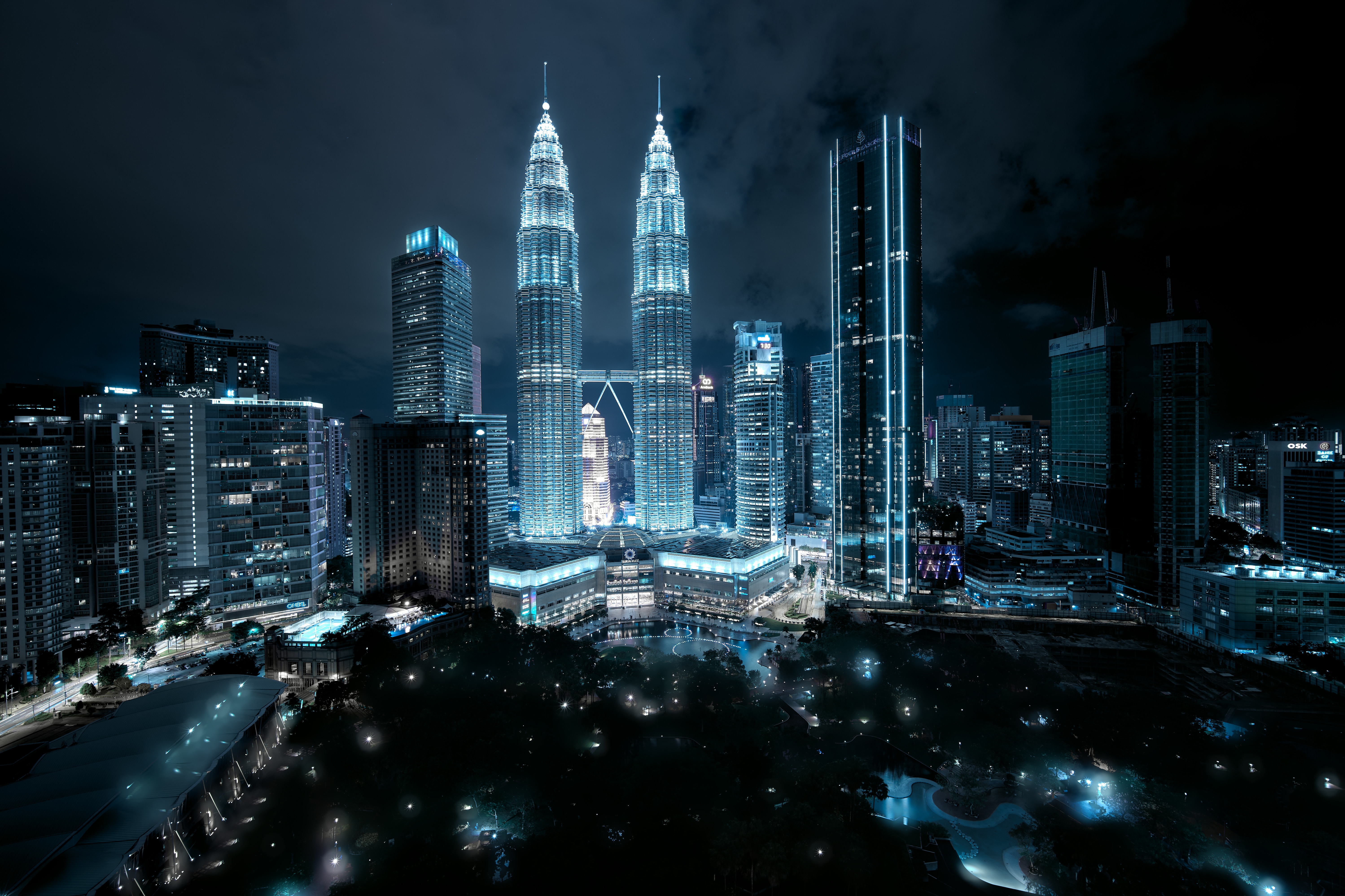 Petronas Towers in Kuala Lumpur at night HD Wallpaper