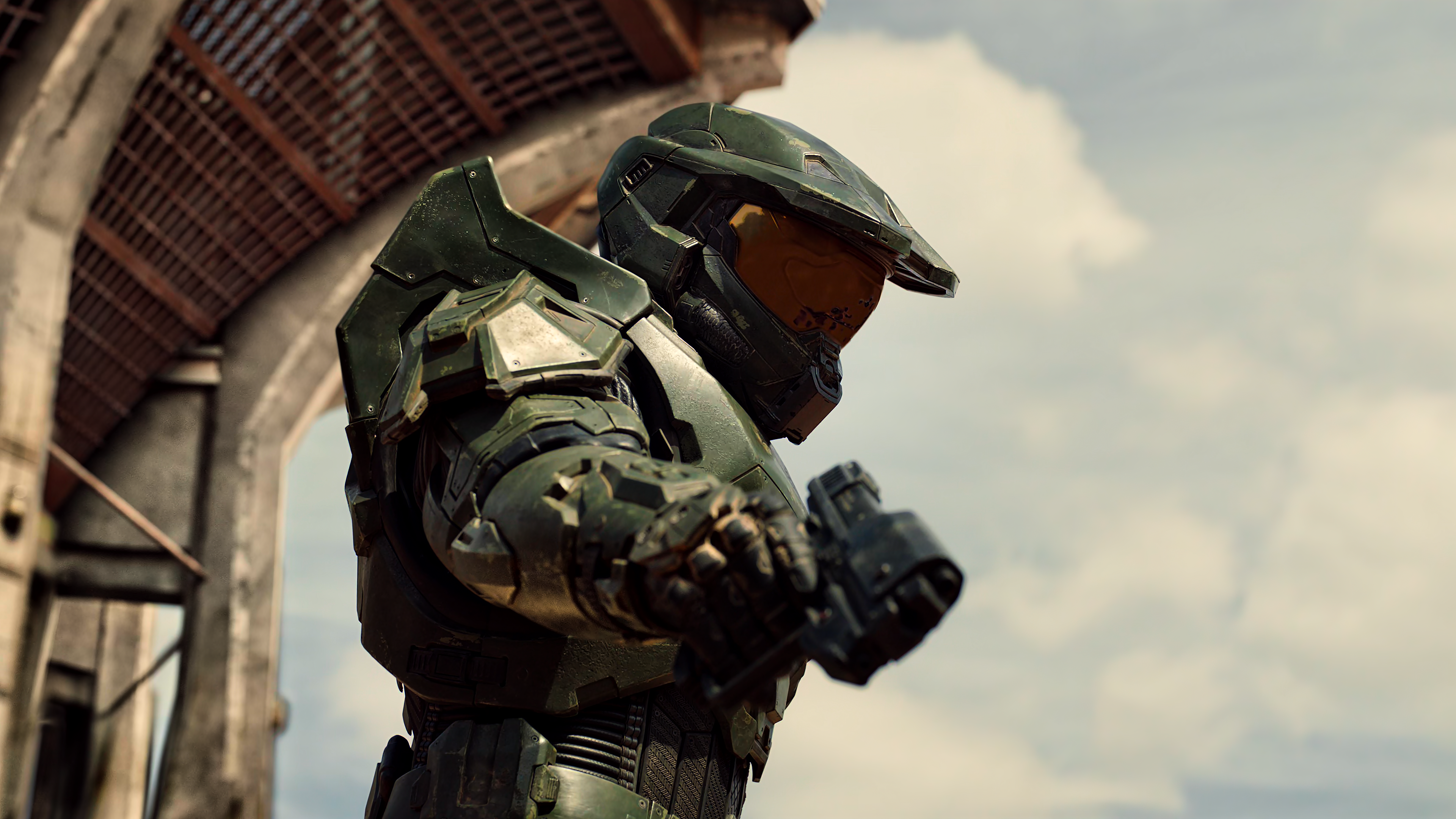 4K Master Chief in Halo Armor with Weapon HD Wallpaper