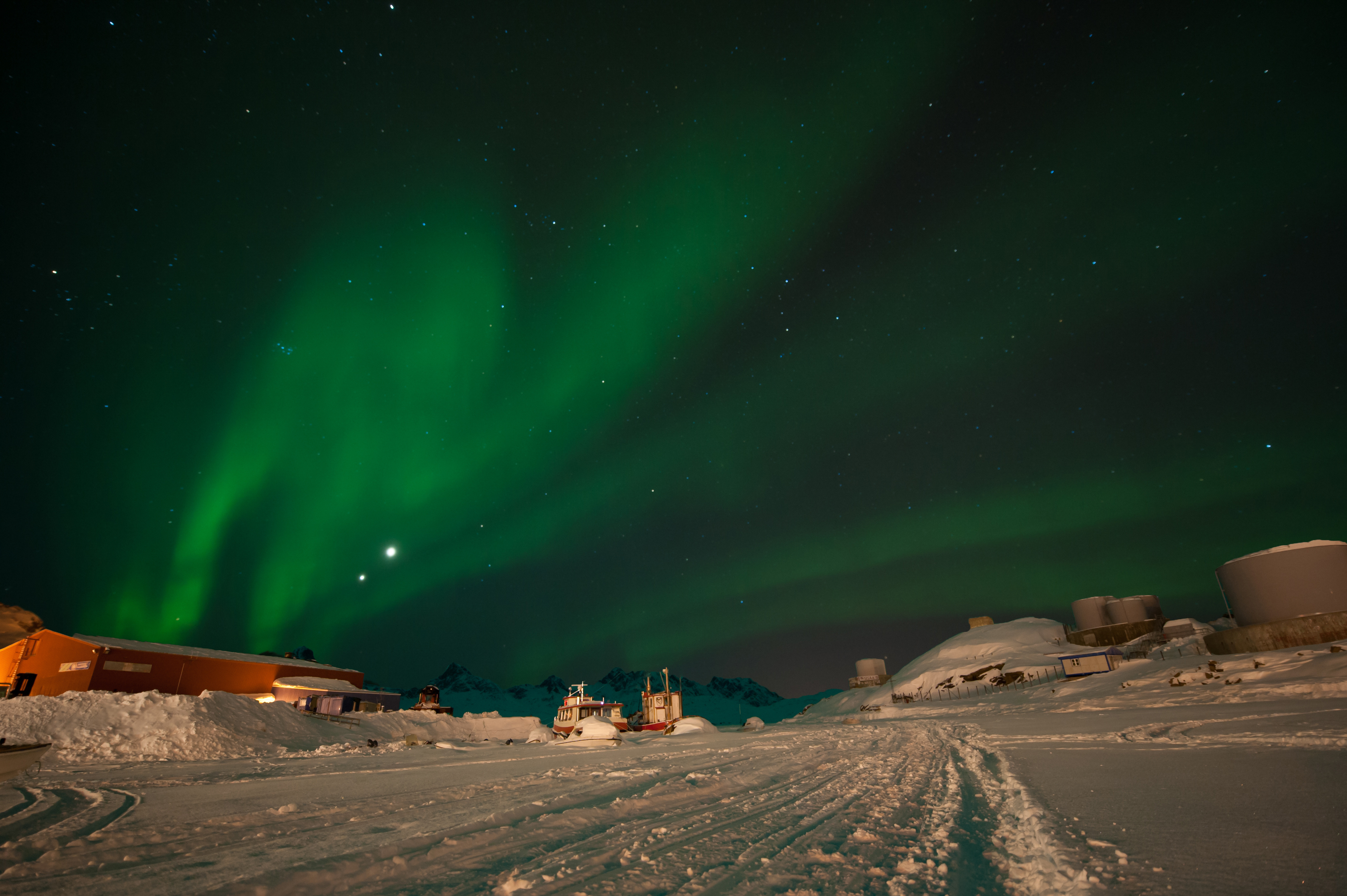 Aurora Borealis over Greenland research station HD Wallpaper