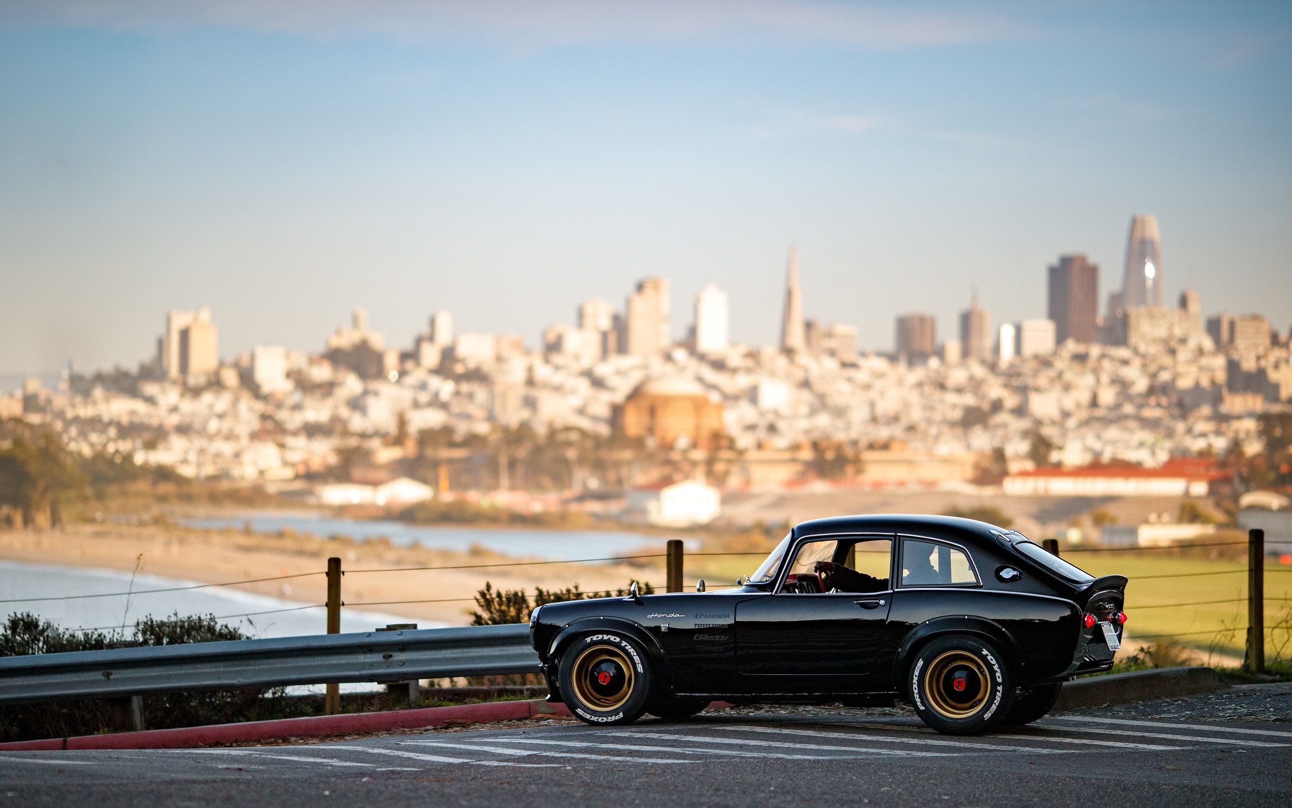 Black Japanese car with San Francisco skyline HD Wallpaper