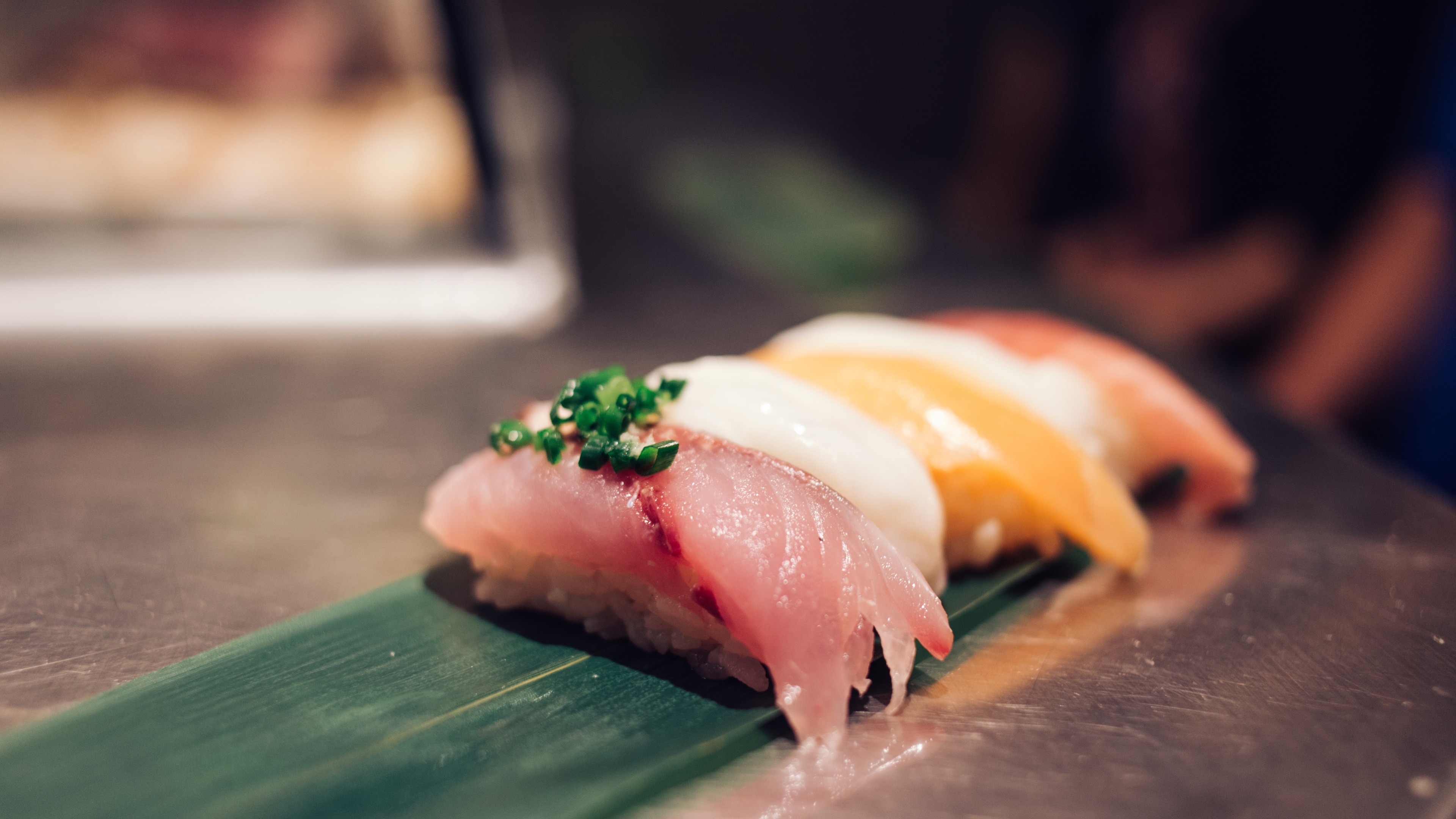 4K sushi on a green leaf HD Wallpaper