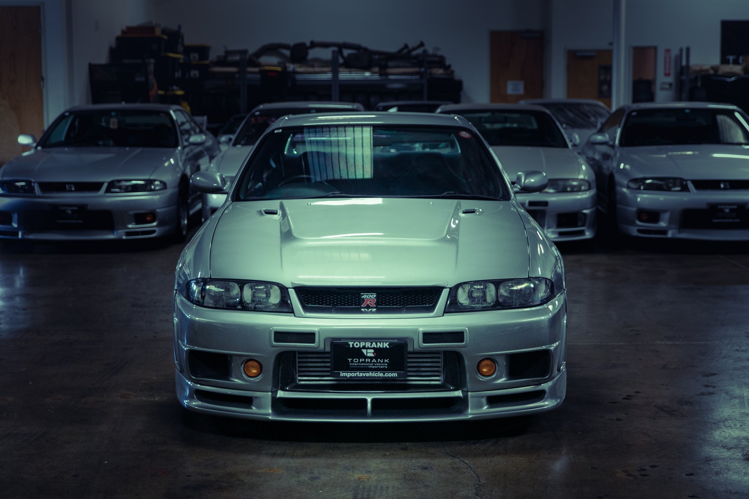 Silver Nissan Skyline R33 cars in a garage HD Wallpaper