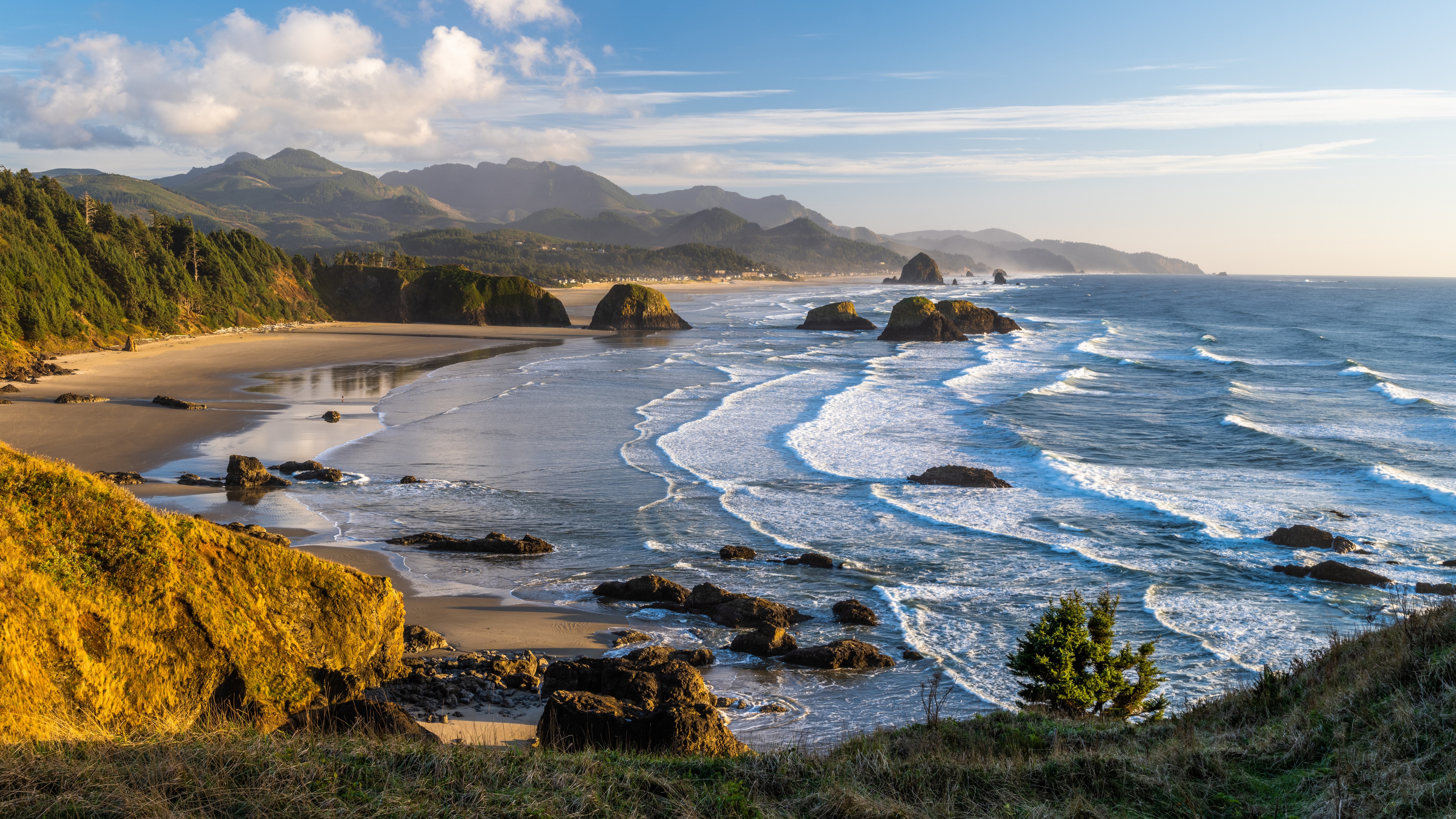 Oregon Coast landscape with waves and rocks HD Wallpaper