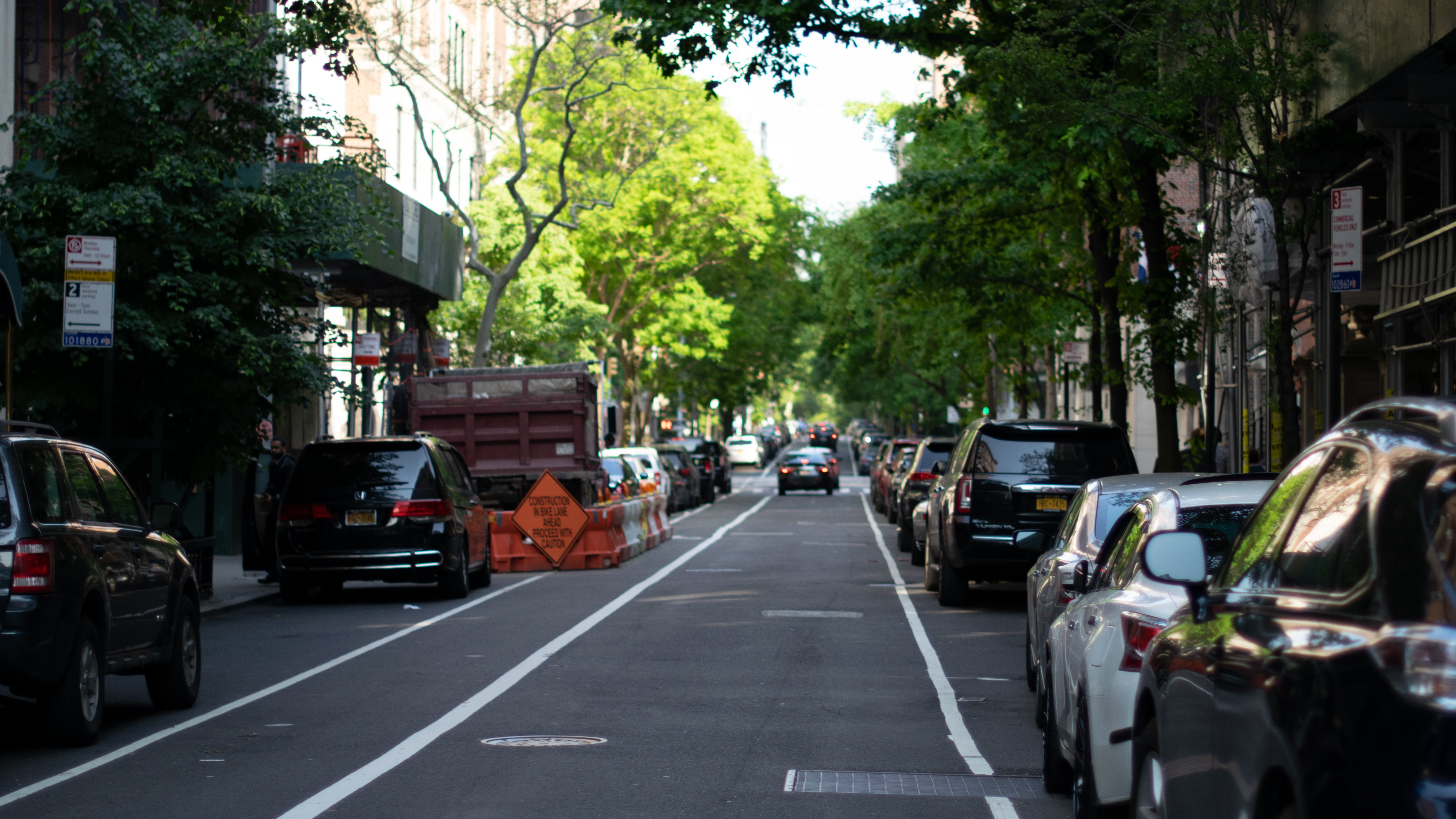 4K street scene in New York City with cars HD Wallpaper