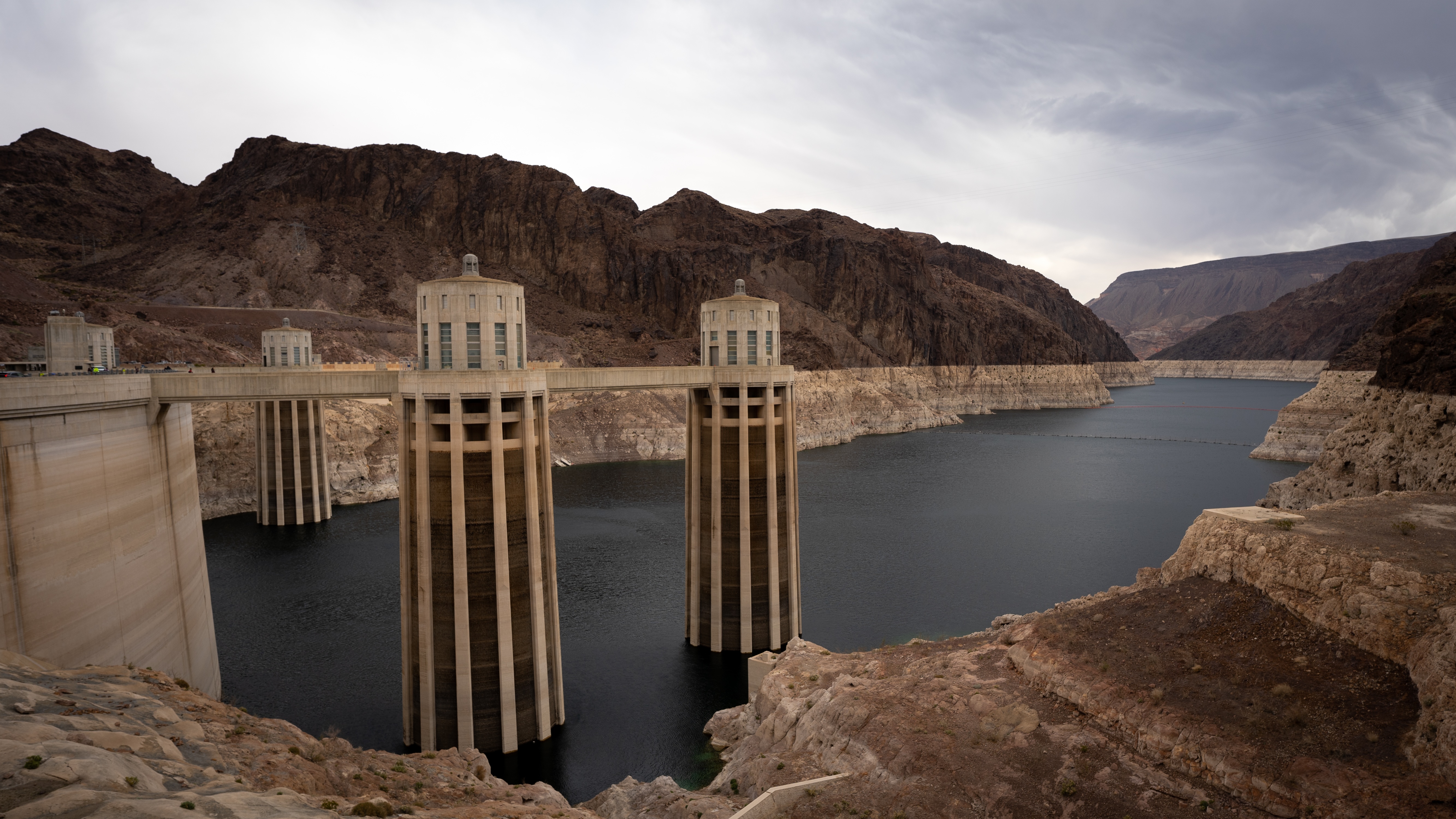 Hoover Dam and Lake Mead landscape HD Wallpaper