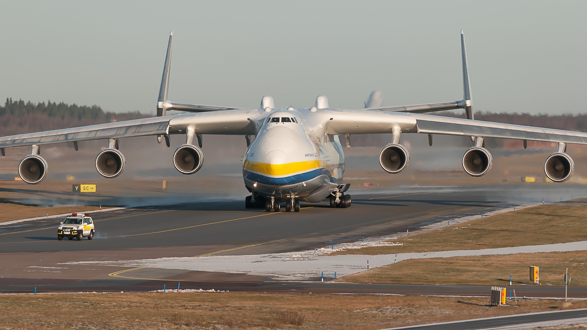 Antonov An-225 Mriya aircraft on a runway HD Wallpaper