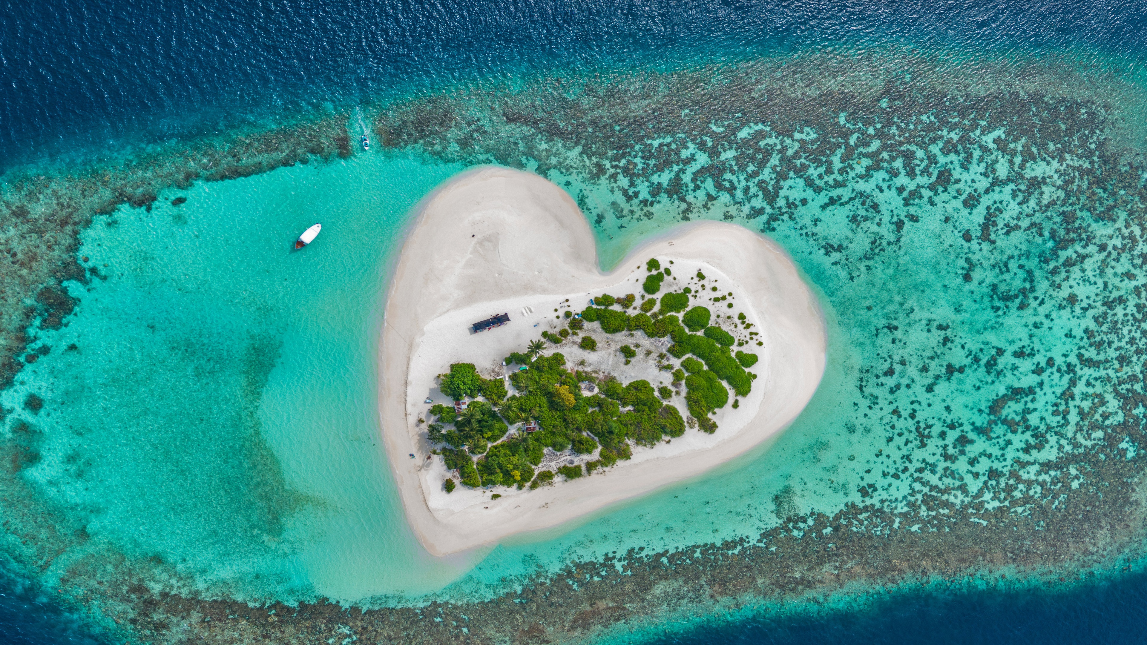 Heart-shaped island in the Maldives HD Wallpaper