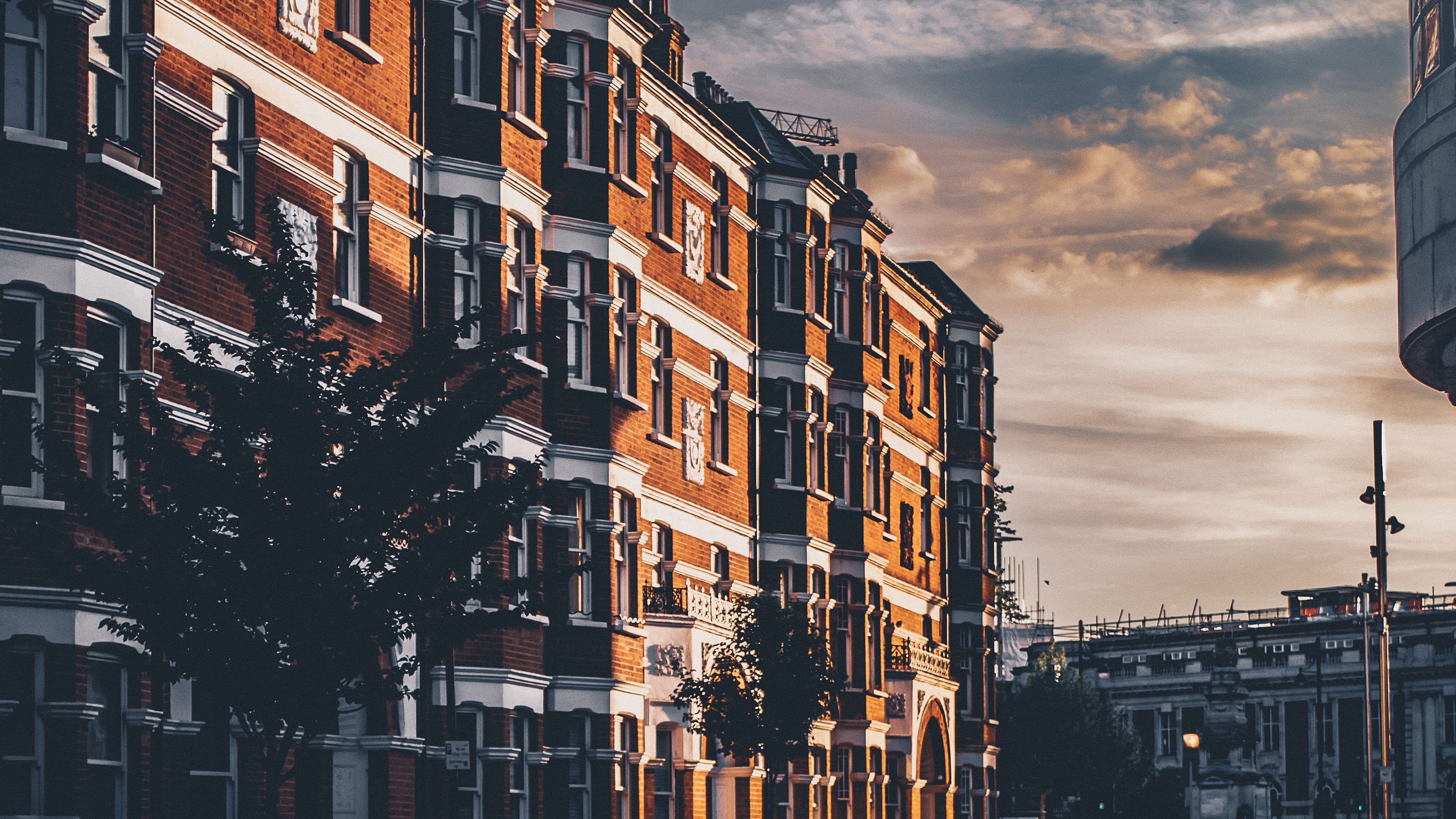 Brick apartments with bay windows at sunset HD Wallpaper