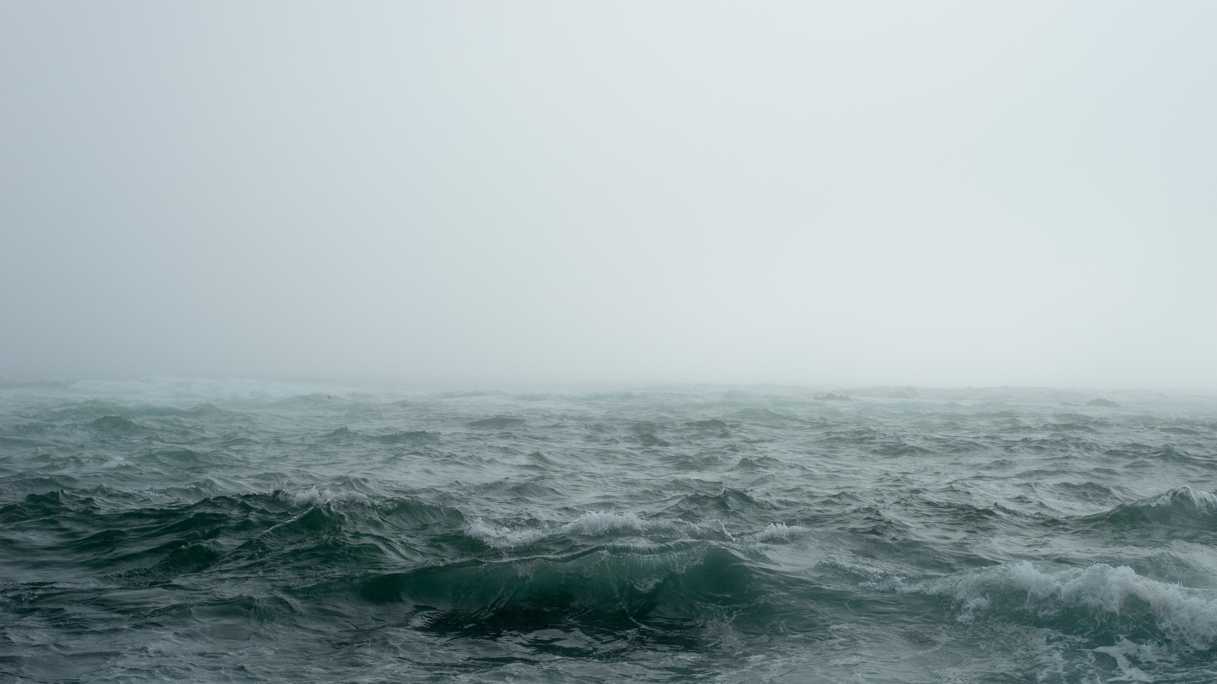 4K waves in the mist over the sea HD Wallpaper
