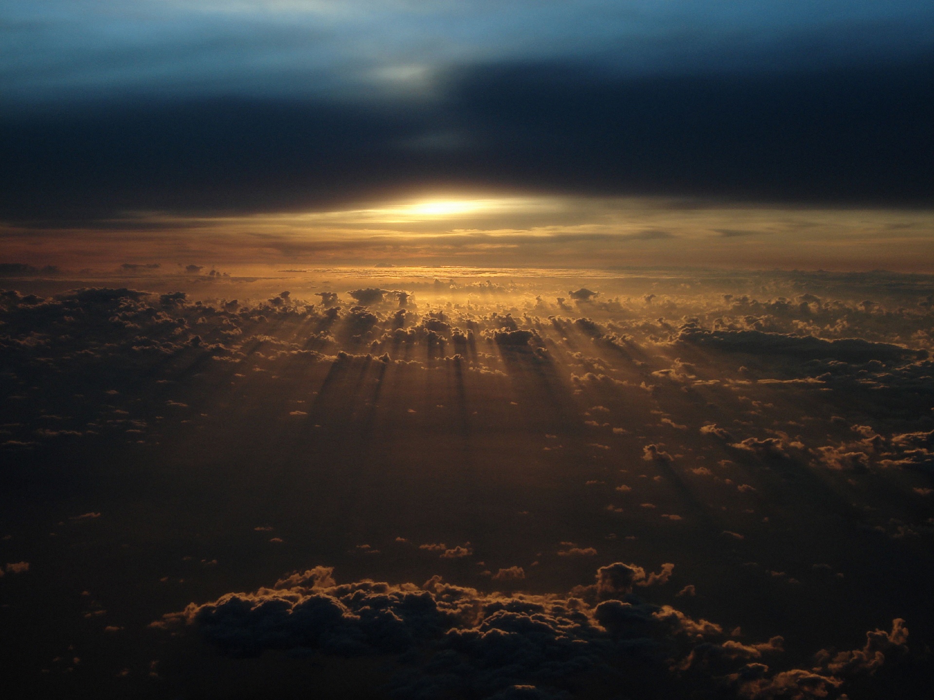 Sunset with crepuscular rays over clouds HD Wallpaper