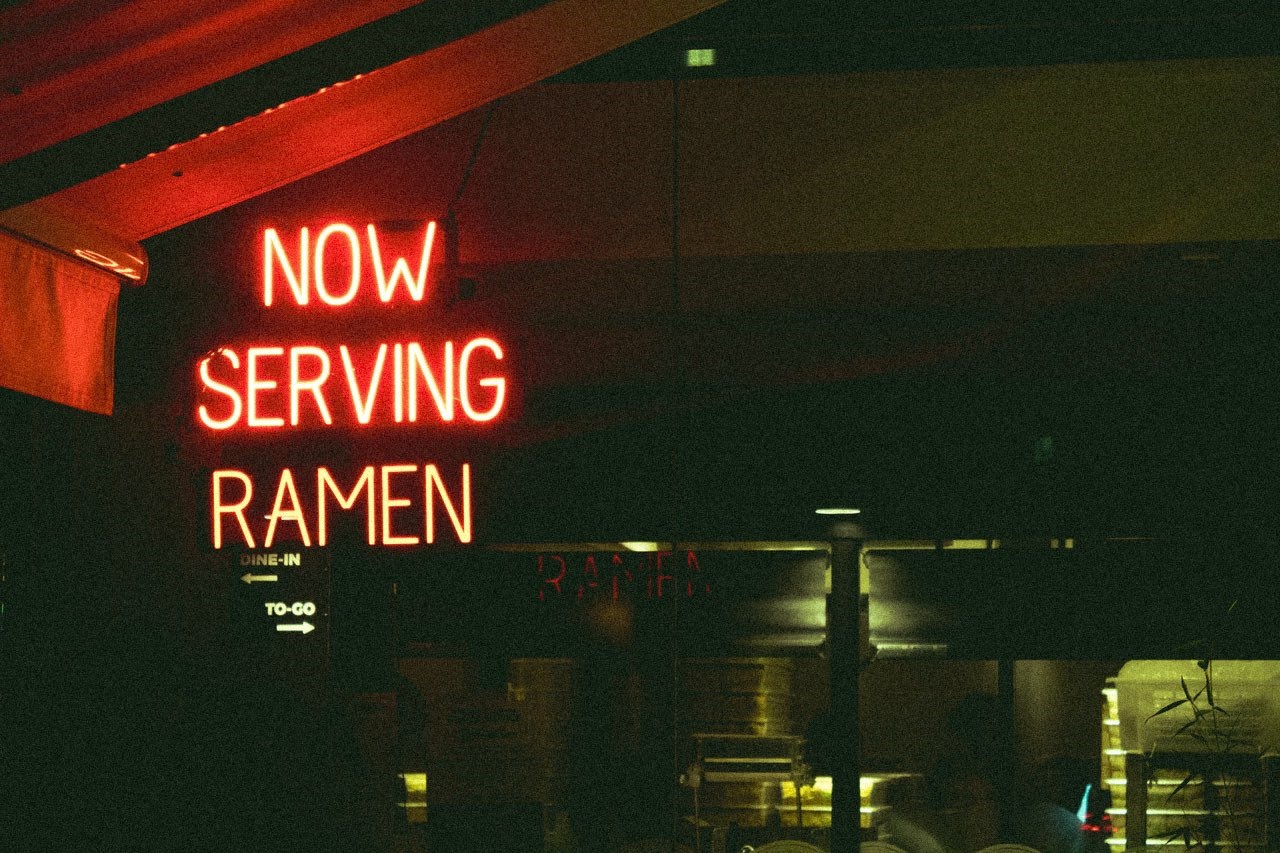 Neon sign saying "Now Serving Ramen" HD Wallpaper